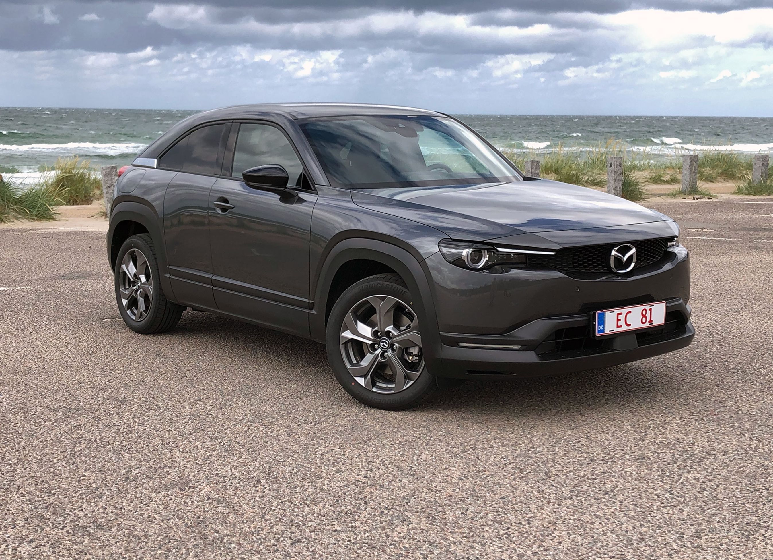 Mazda MX-30 har en ny udgave af Mazdas Kodo-design. Bilen har stadig en markant grill, men den er dog noget smallere end på de øvrige modeller.