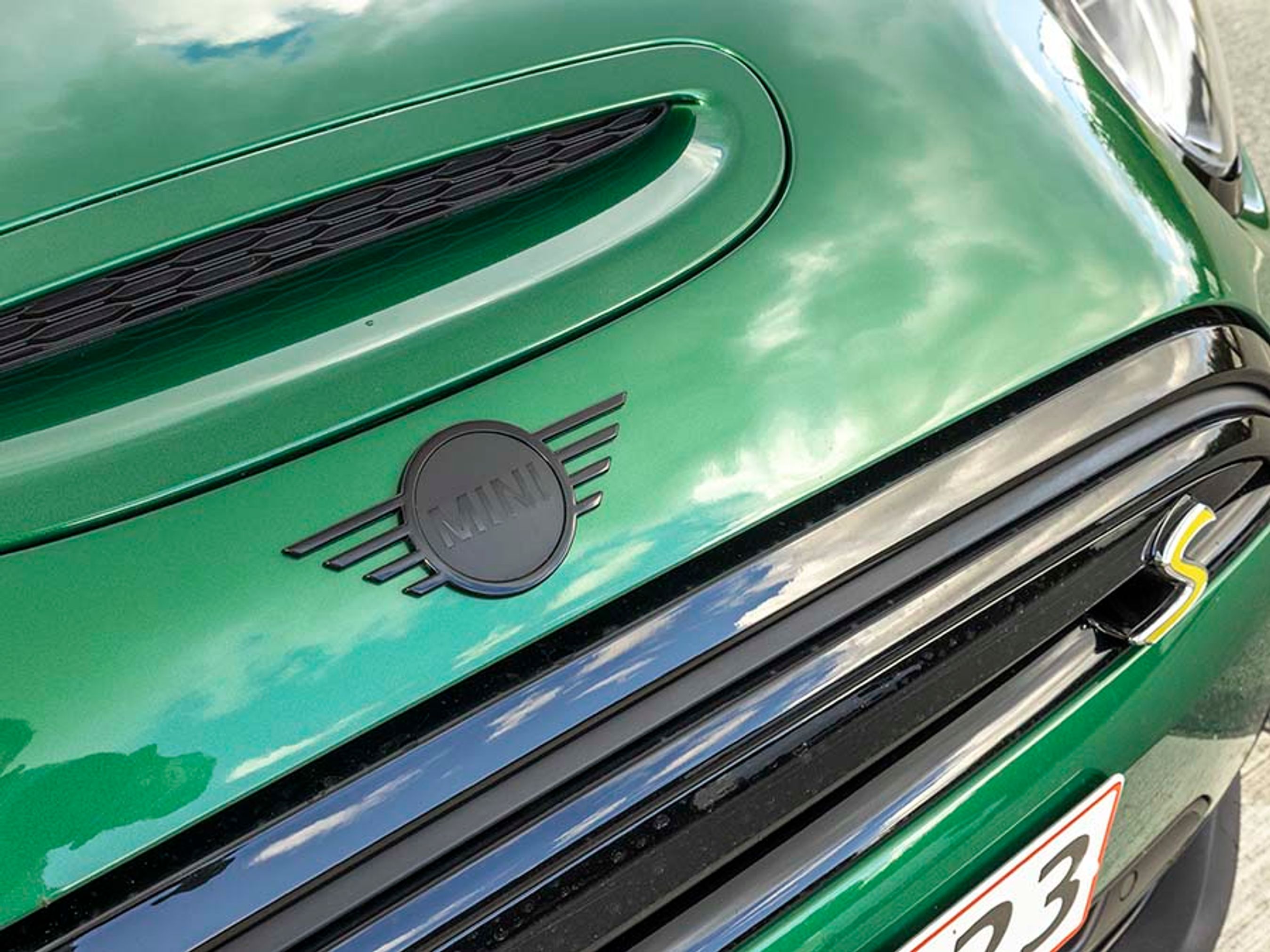 Mini har fået flere fede designdetaljer. En af dem er muligheden for helt sorte emblemer på bilen, der er med til at give bilen et mere sportsligt præg. 