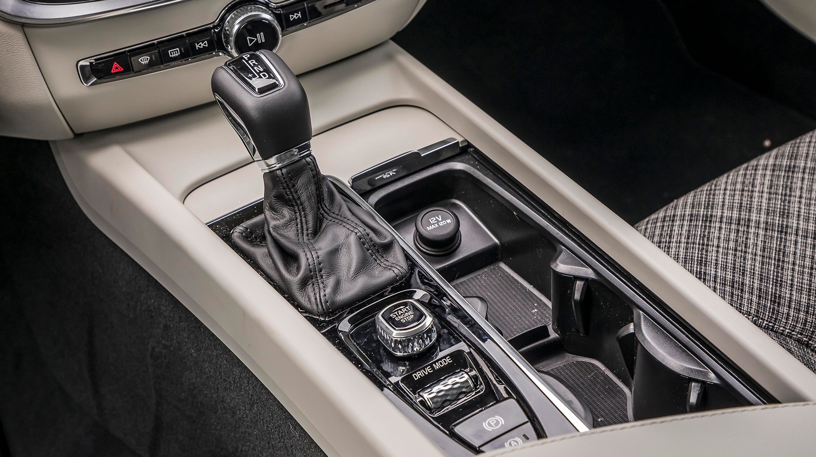 Gearstangen er mekanisk, og man skal selv sætte den i P, når man parkerer. Der er begrænset fralægningsplads, og dermed er V60 ikke helt så moderne i sin funktion som f.eks. den nye Volvo XC40.