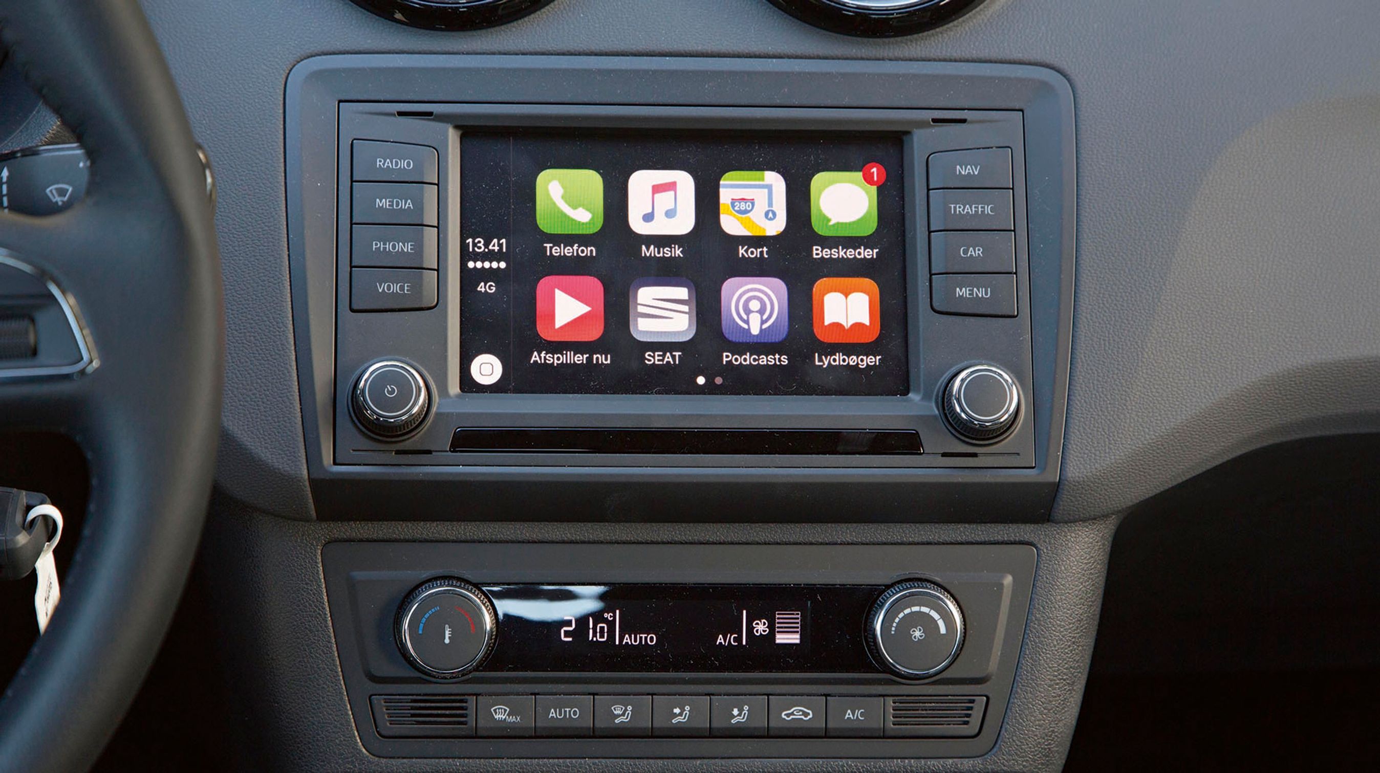 Med Seat Full Link (3.300 kr.) kan man koble sin mobiltelefon til skærmen og derefter styre mobilens apps direkte fra trykskærmen.