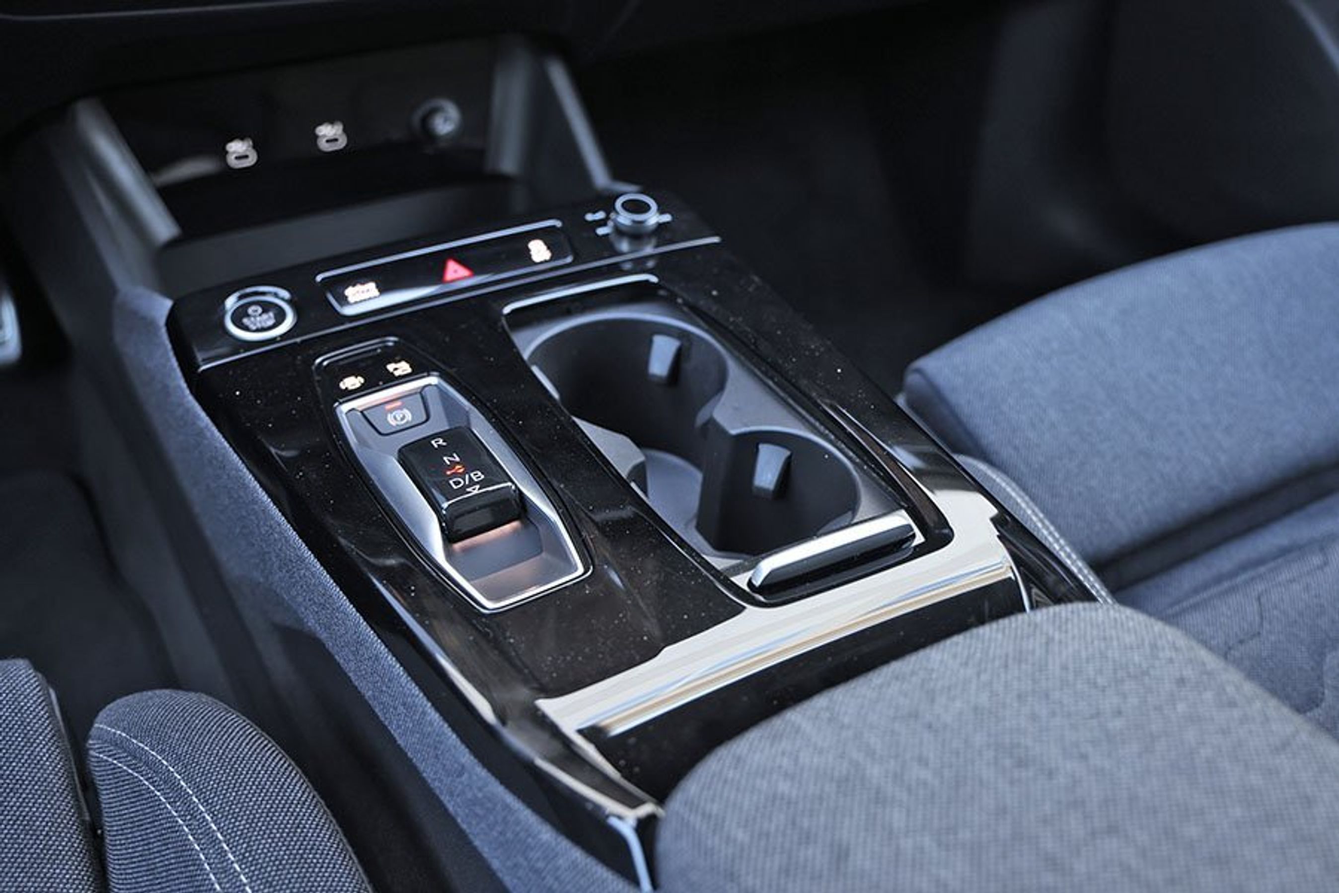 Frilægningsplads mellem forsæderne i en Audi A6 Avant e-tron