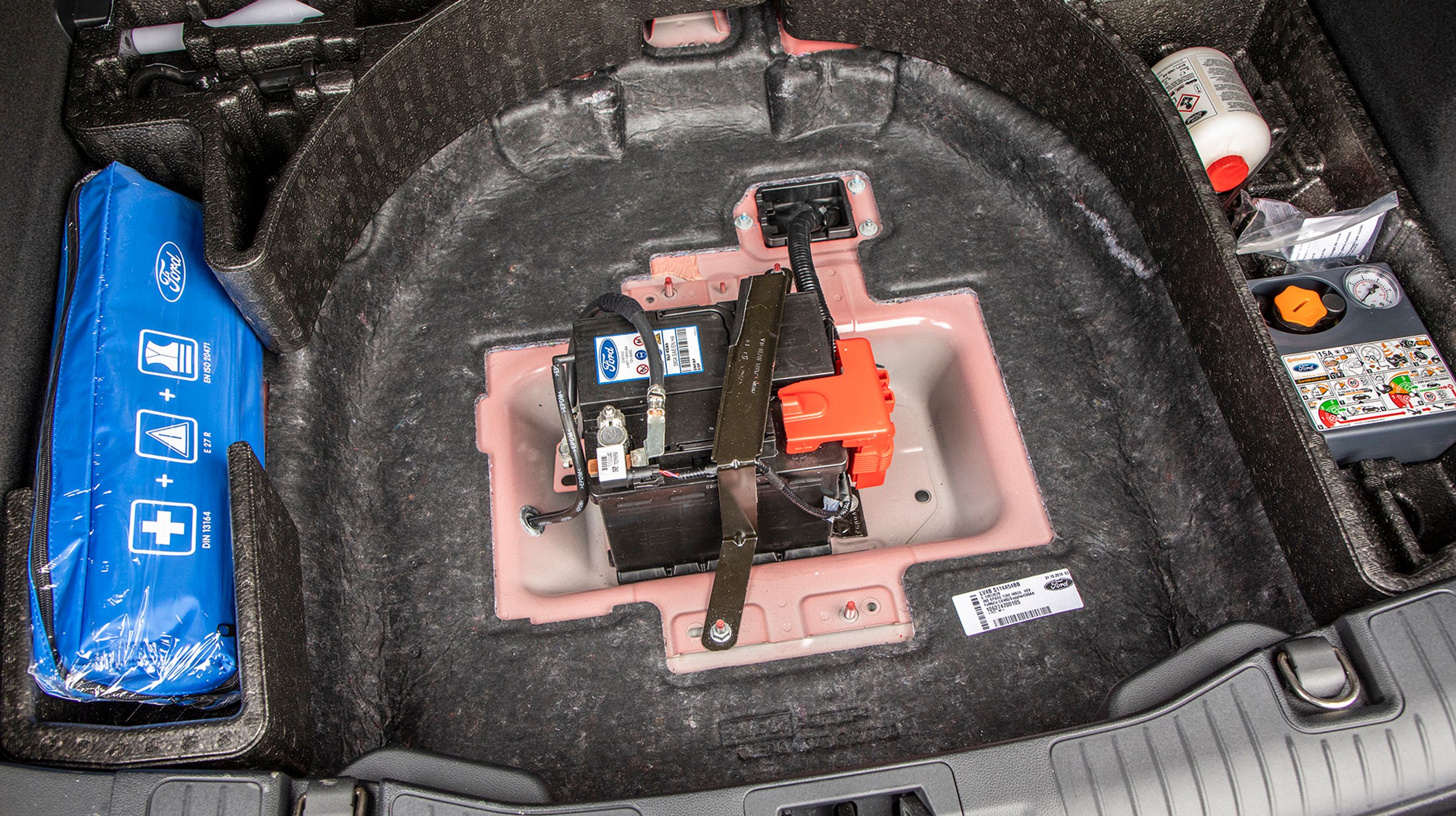 Under gulvet i bagagerummet er bilens traditionelle batteri placeret. Det stjæler lidt plads, men værre er det, at det er meget dårligt beskyttet og har mange skarpe kanter. Det er en ommer!