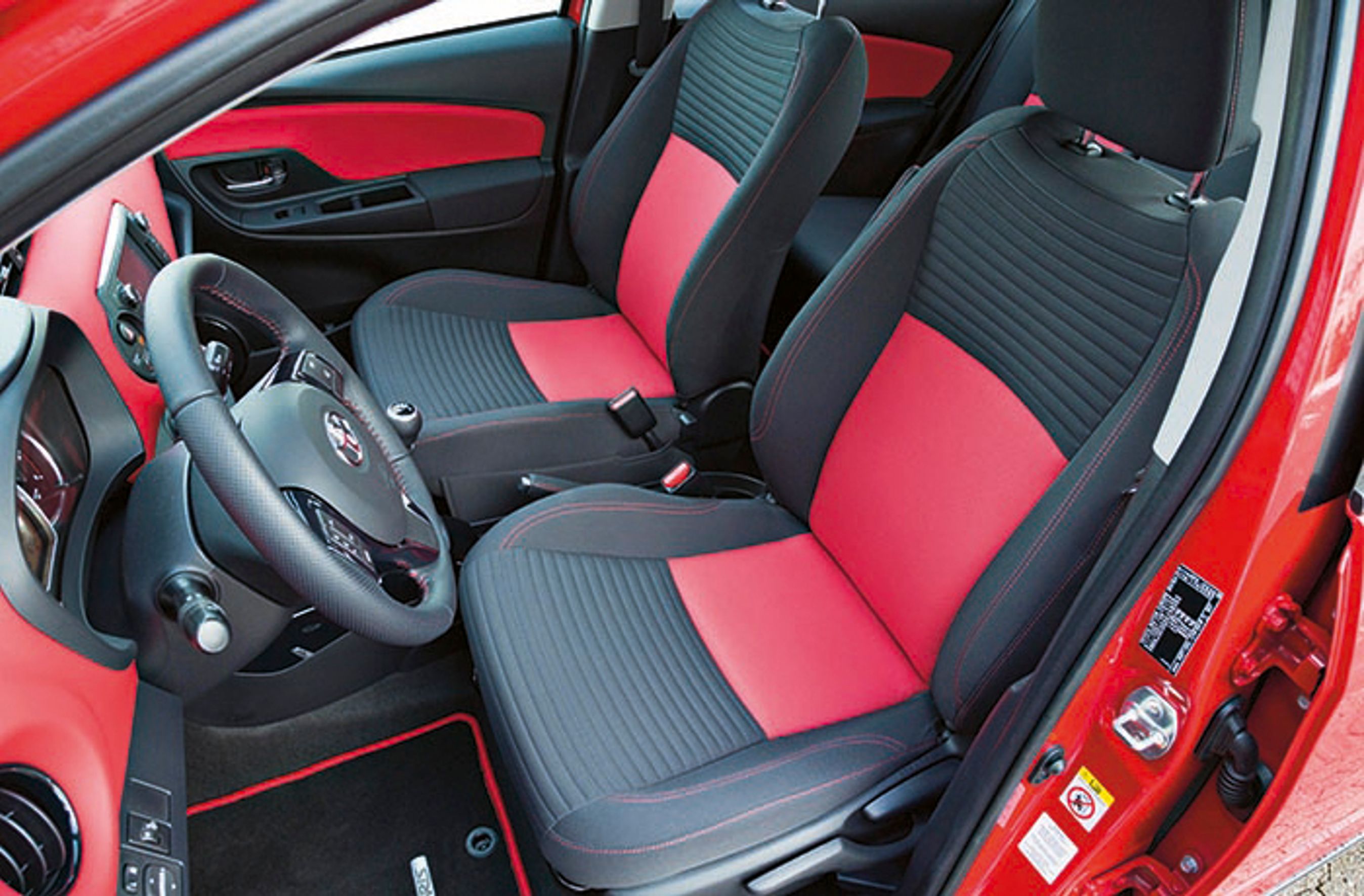 Den røde farve i kabinen er en del af Style Edition-pakken. Det giver mere liv i kabinen på en bil, der ellers hurtigt kommer til at se grå ud.