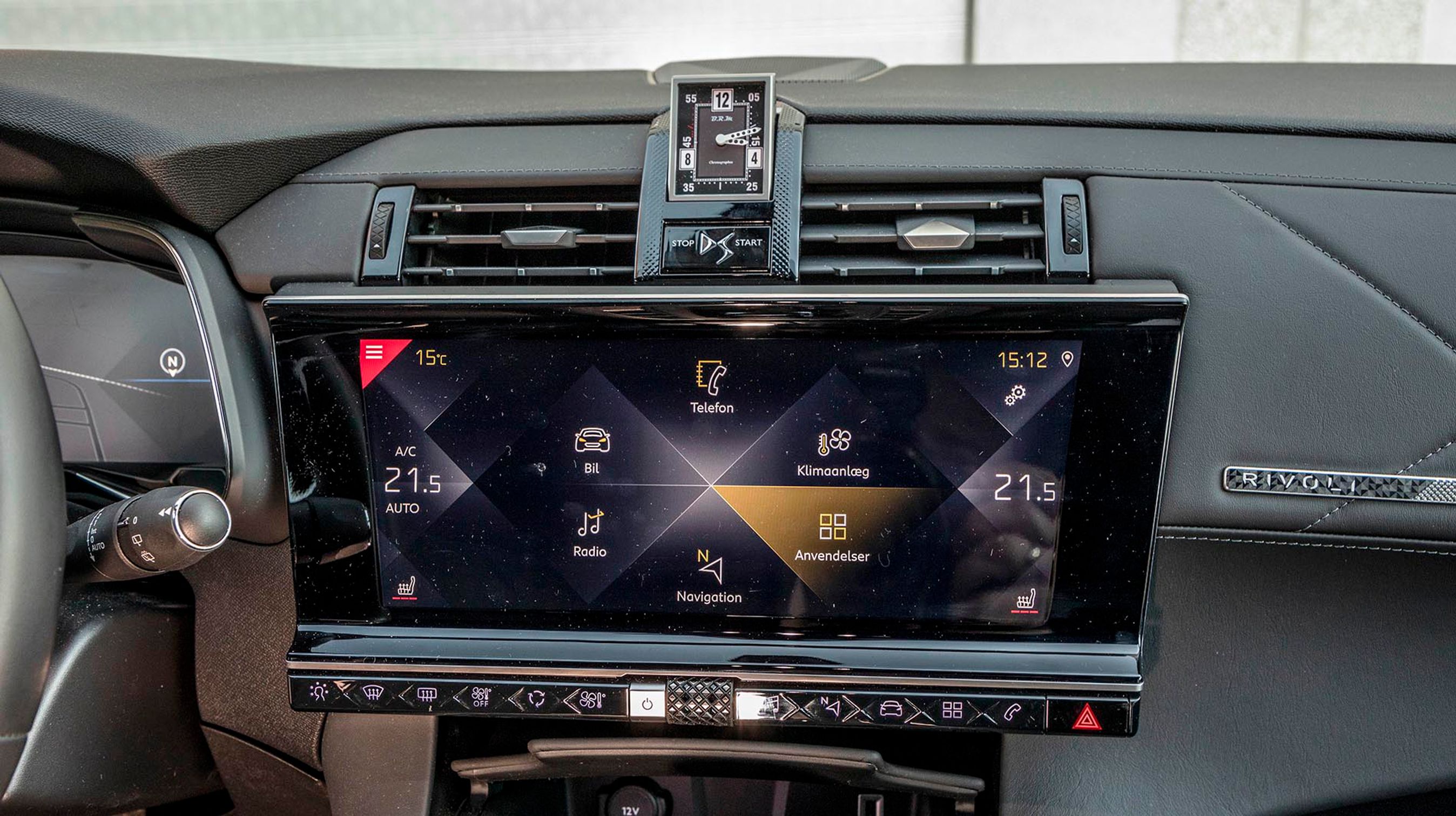 De mange trekanter går igen overalt i bilen og ses også i skærmen, hvor de anvendes som opdeling af menuens mange punkter. Bemærk, at alle menuer er på dansk. Apple CarPlay er standard.