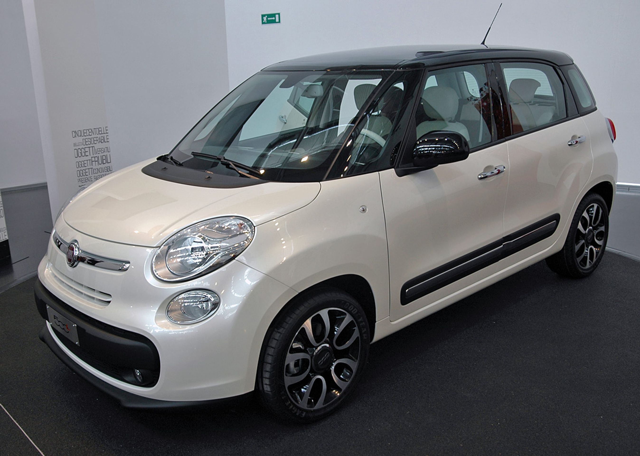 Fiat 500L er første bil i en helt ny bilfamilie. Fronten får den til at ligne Fiat 500, men der er intet teknisk fællesskab mellem de to biler.