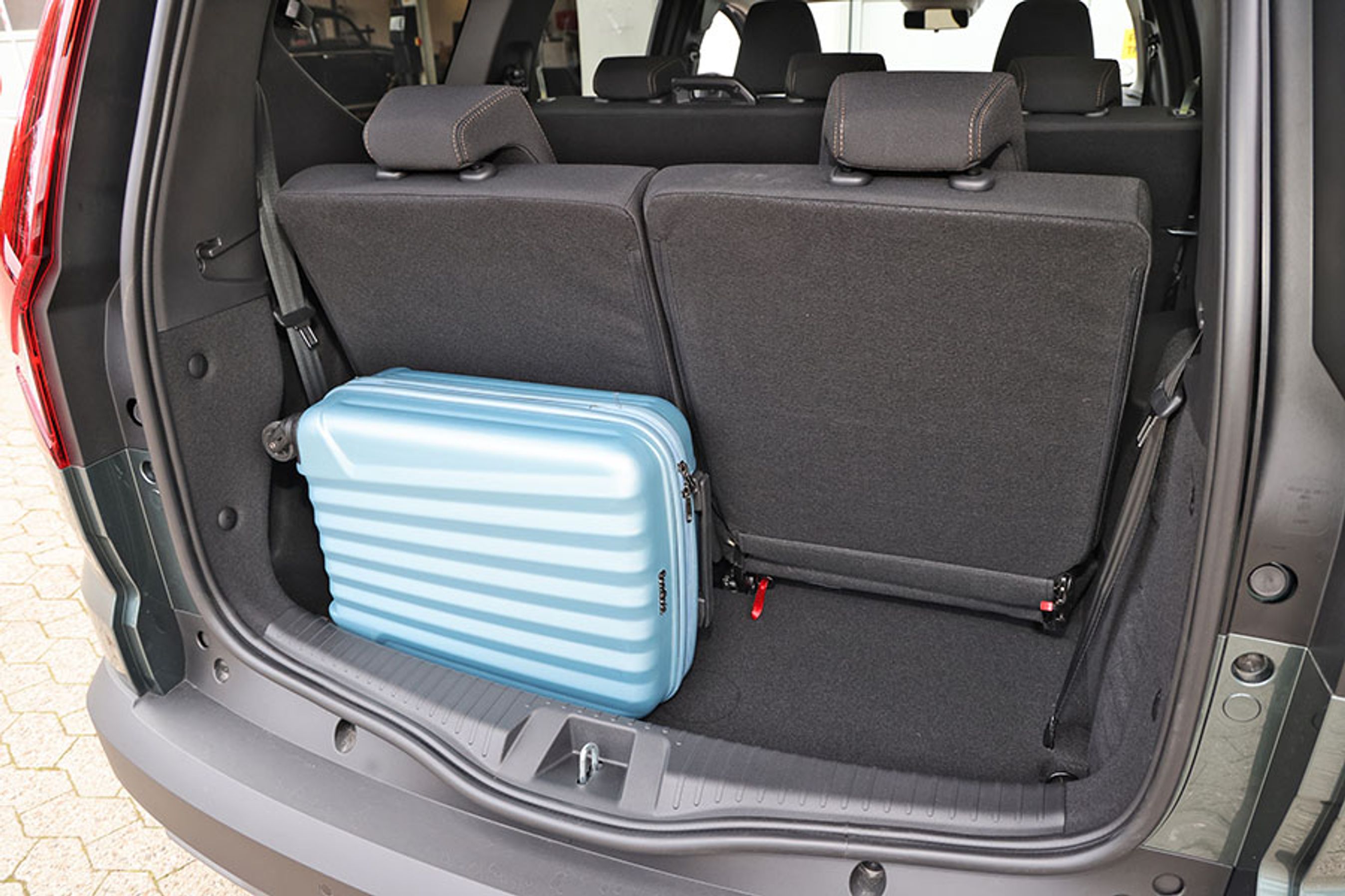 Med alle syv pladser i brug er der ikke megen bagageplads til rådighed. Det officielle mål siger 212 liter. 