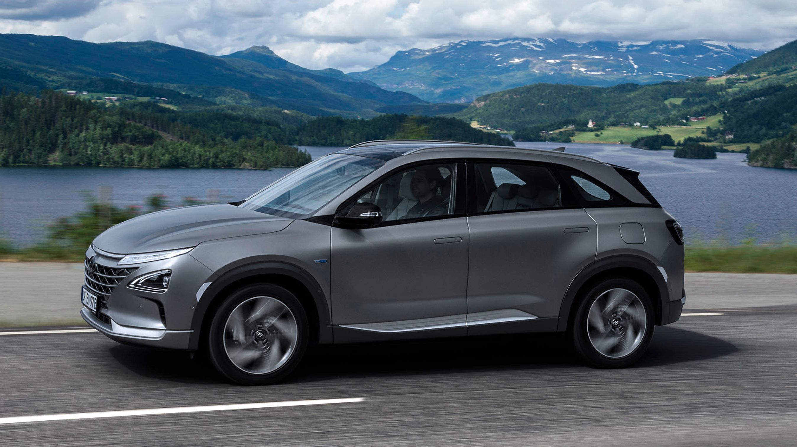 Brintteknologien kræver stadig en del plads, og det er bl.a. derfor, Hyundai har valgt at bygge en stor bil som denne Nexo. De tre tanke i bilen giver en rækkevidde på 666 km.