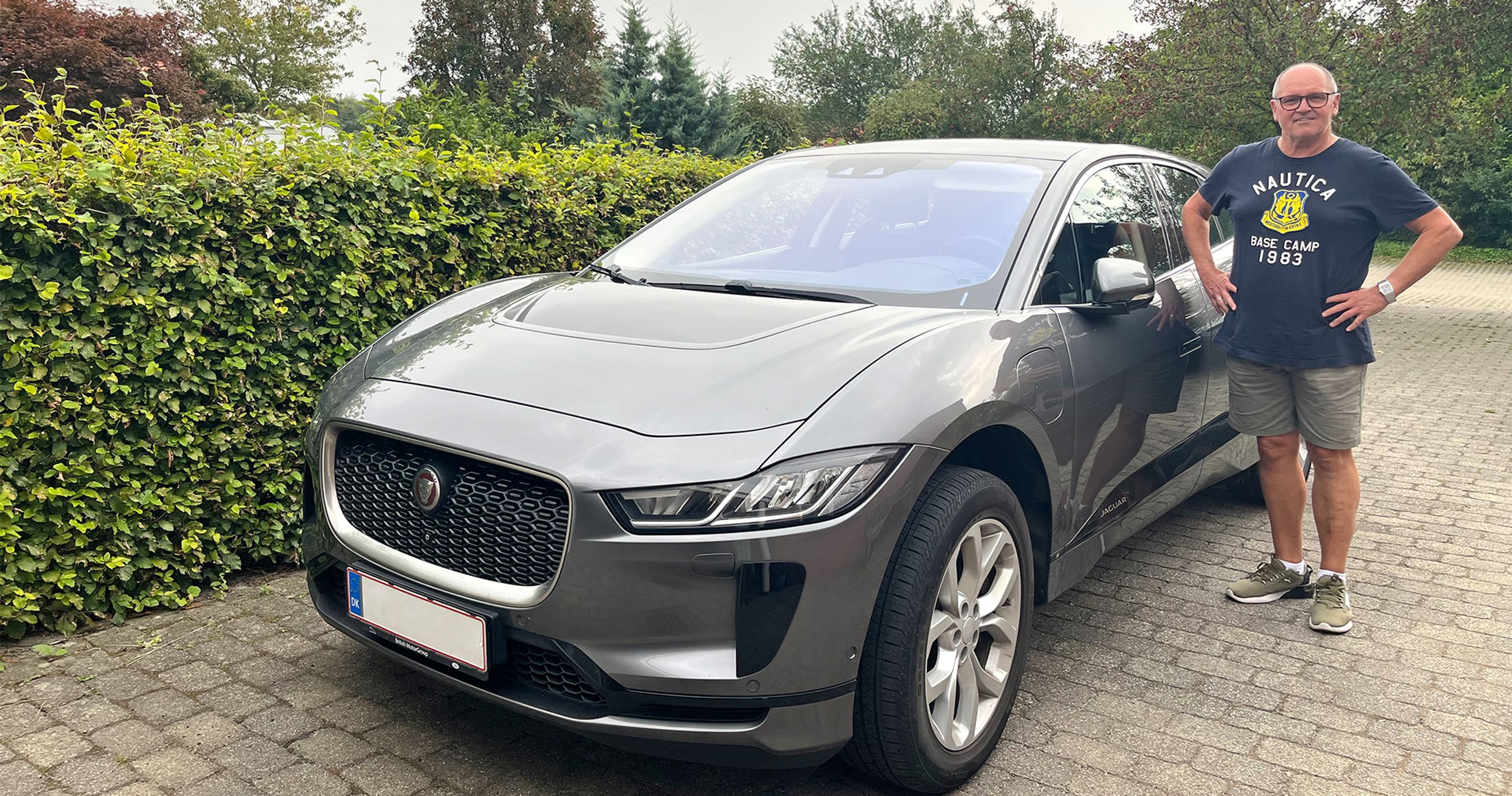 Mand ved siden af grå Jaguar I-Pace