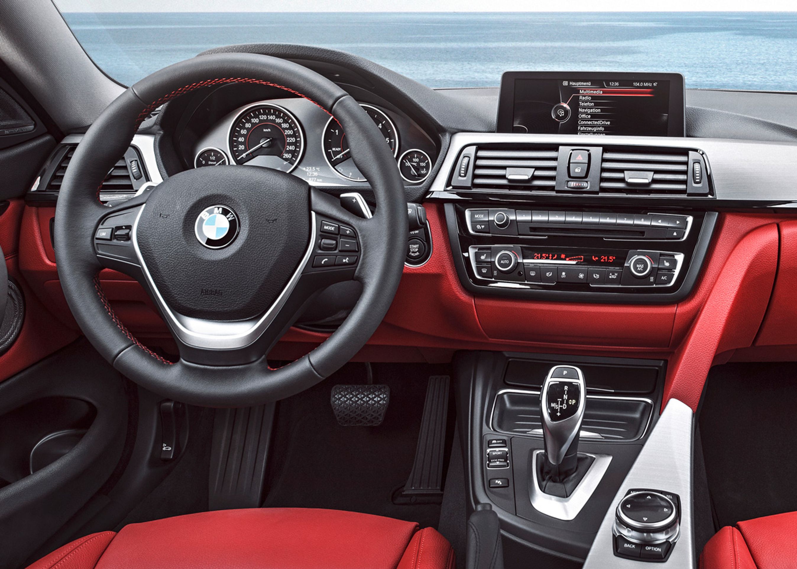 Kabinen i 4 Coupé er genkendelig fra 3-serien, men opgraderes med materialer og udstyr.