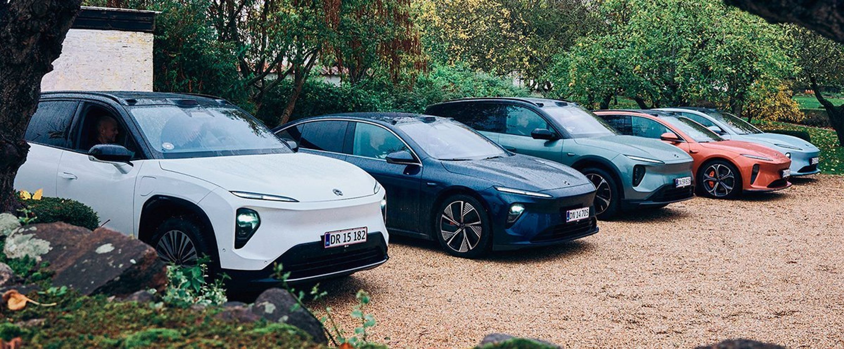 Nio-biler på række.