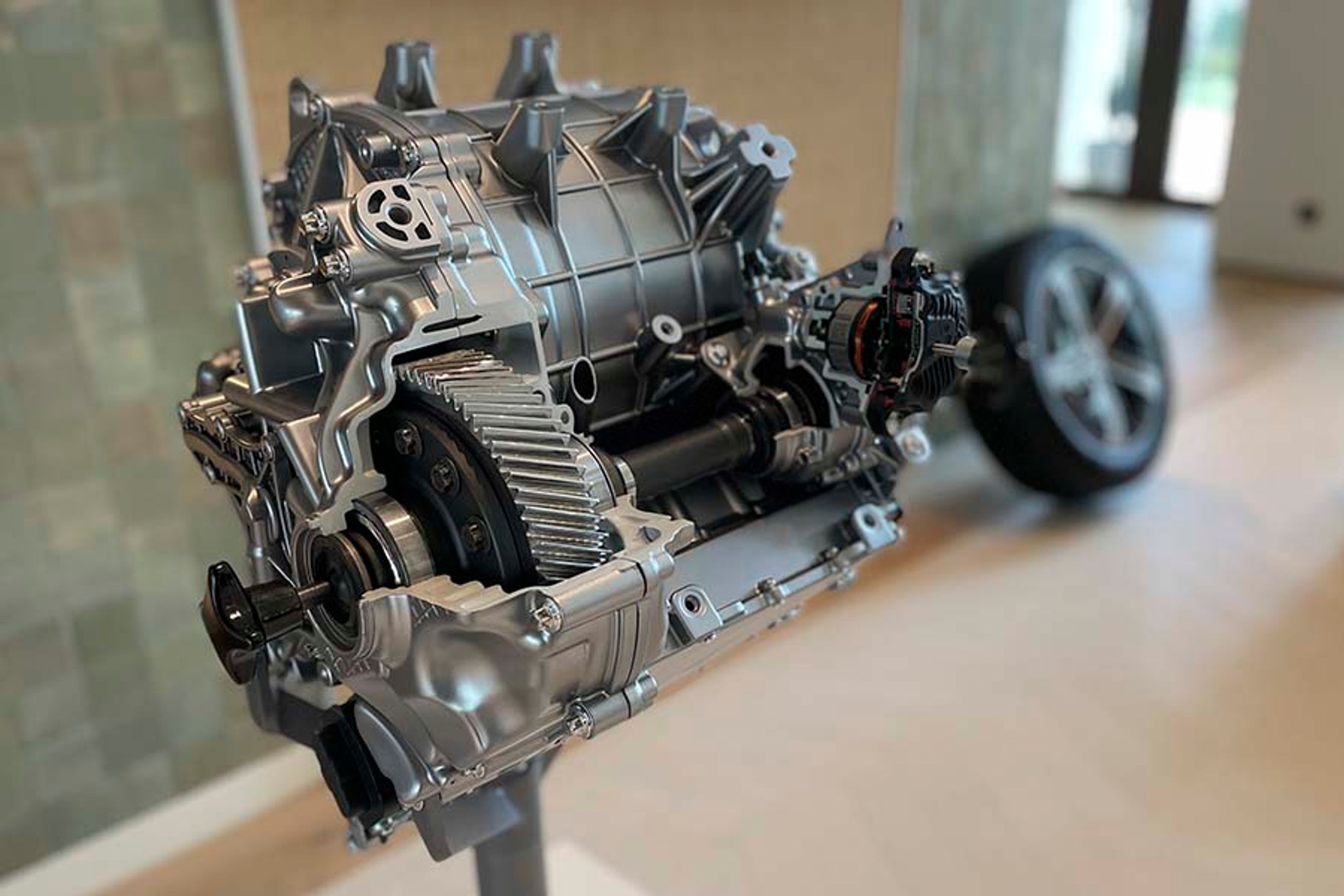 Den forreste elmotor har fået en frakoblingsordning, så motoren gør mindre modstand, når den ikke bruges – til gavn for rækkevidden.