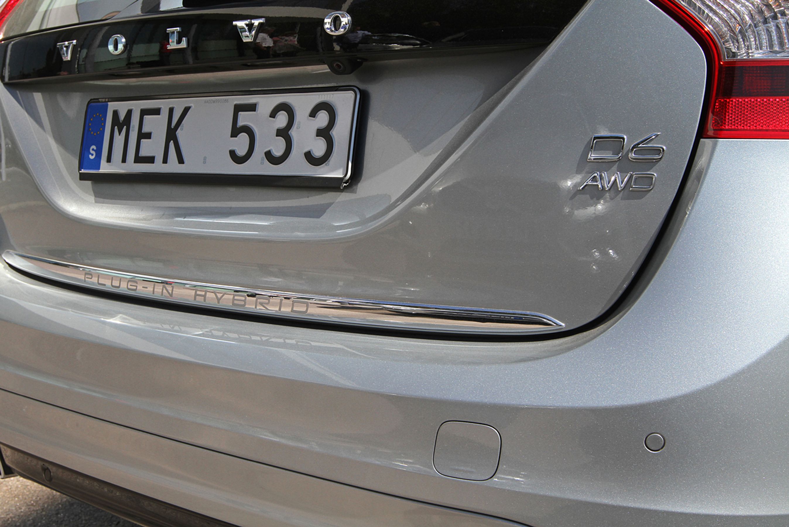 Opladningshybriden har fået den officielle modelbetegnelse D6 AWD. Det er første gang, D6-betegnelsen benyttes. Den fortæller, at det er Volvos kraftige dieselmodel og på niveau med den hurtige benzinversion T6.