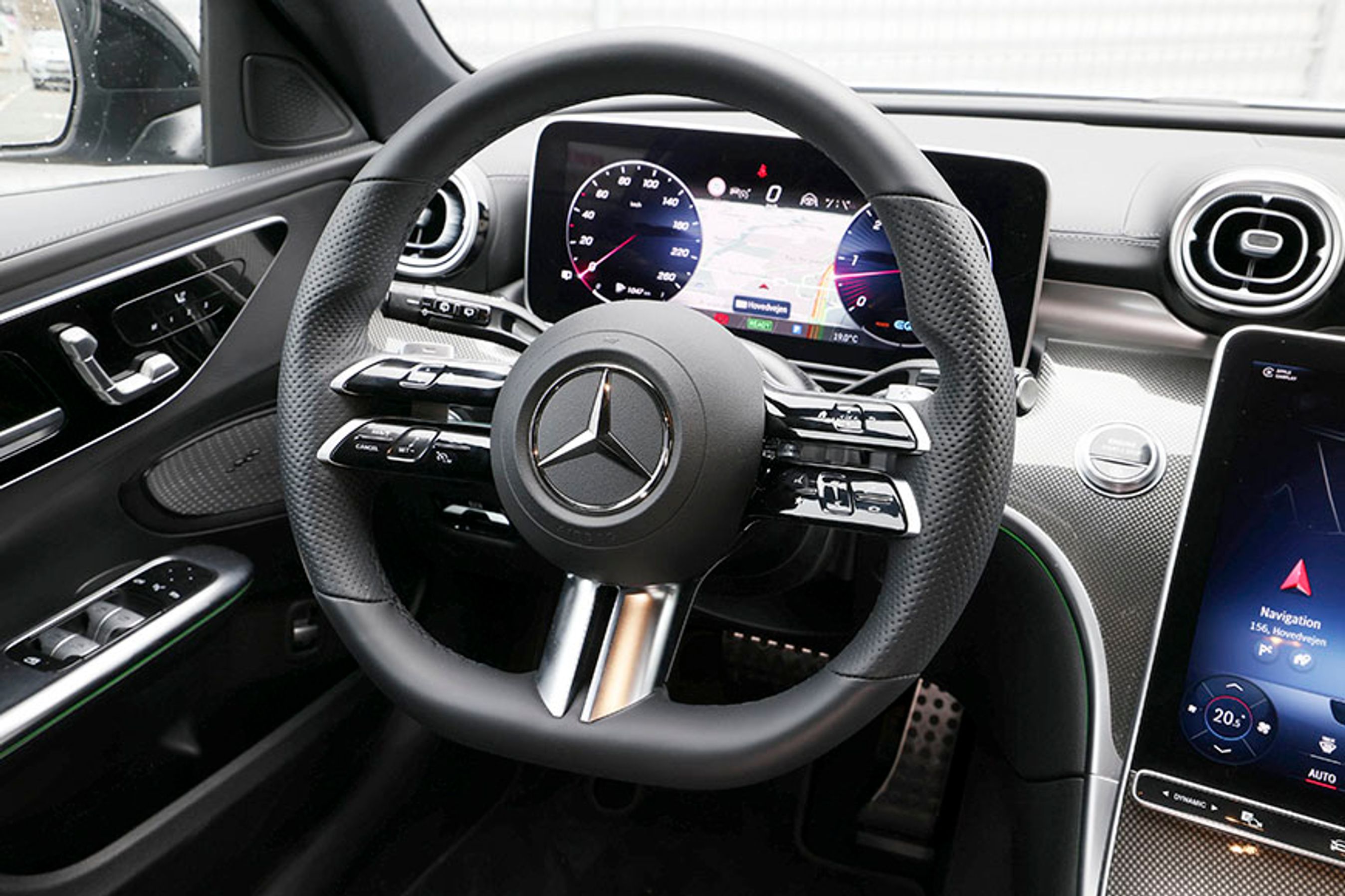 Rattet har fået to vandrette eger i begge sider, hvorpå et ret stort antal knapper er placeret. Bilen virker letkørt, og trods de mange funktioner, der er i bilen, føles det hele ret hurtigt hjemligt.