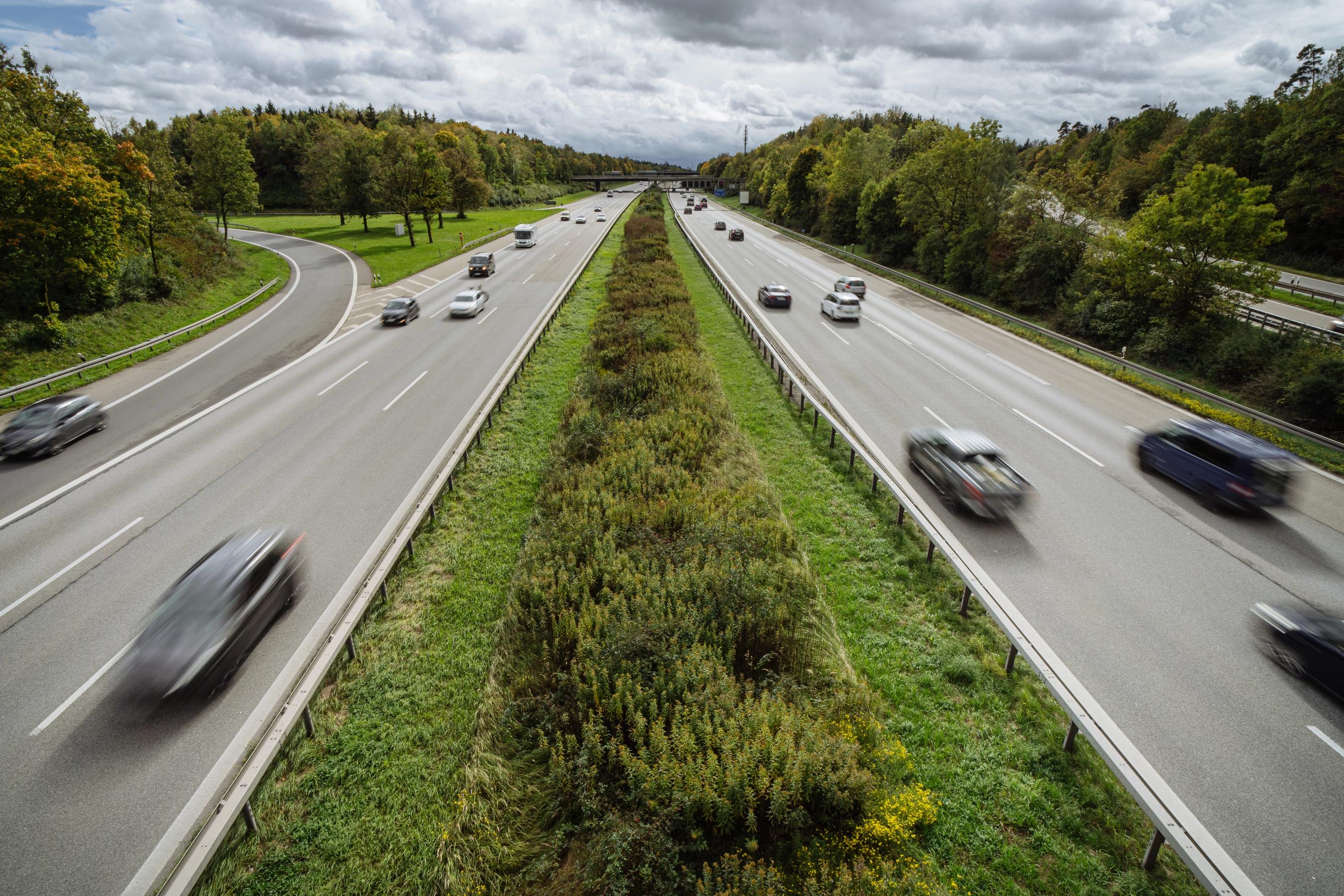 Biler kører på motorvej