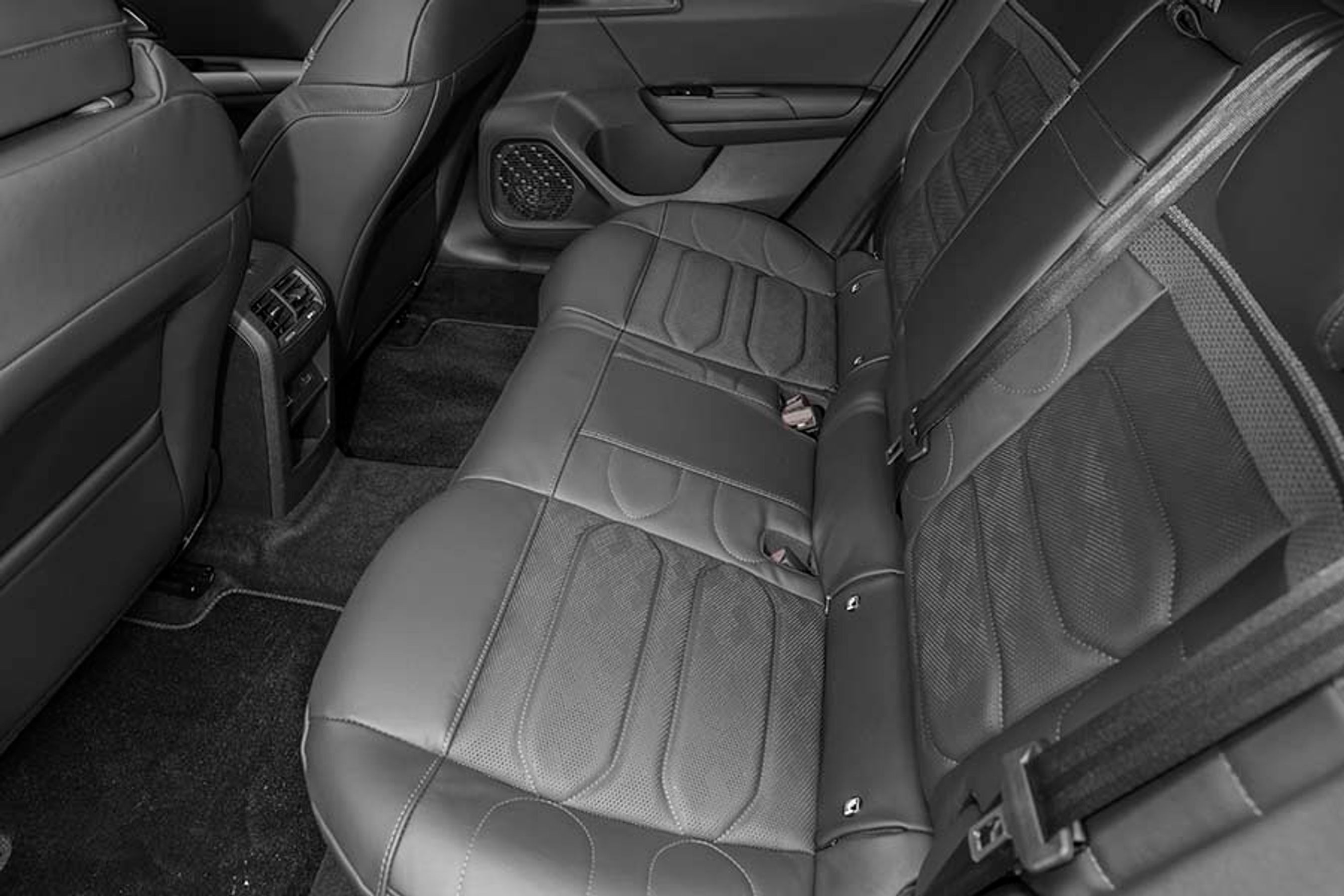 Bagsædet er rummeligt, og der er god plads til både knæ og hoved. Mellem forsæderne er der friskluftsdyser.