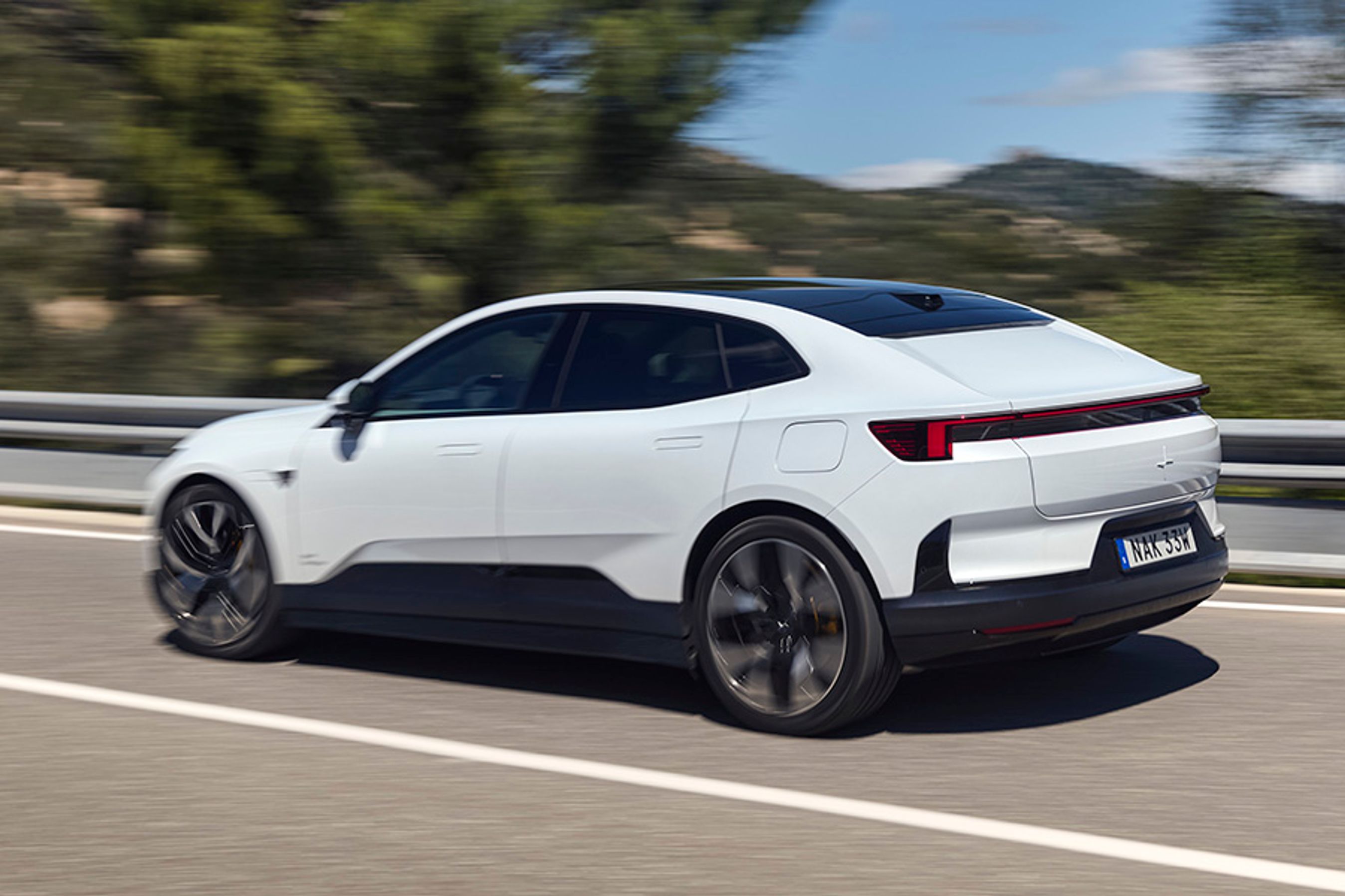 Skråt bagfra ses det tydeligt, at Polestar 4 er skabt helt uden bagrude. Glastaget går til gengæld helt om bag bagsædet og mindsker dermed det synlige fravær af bagruden.