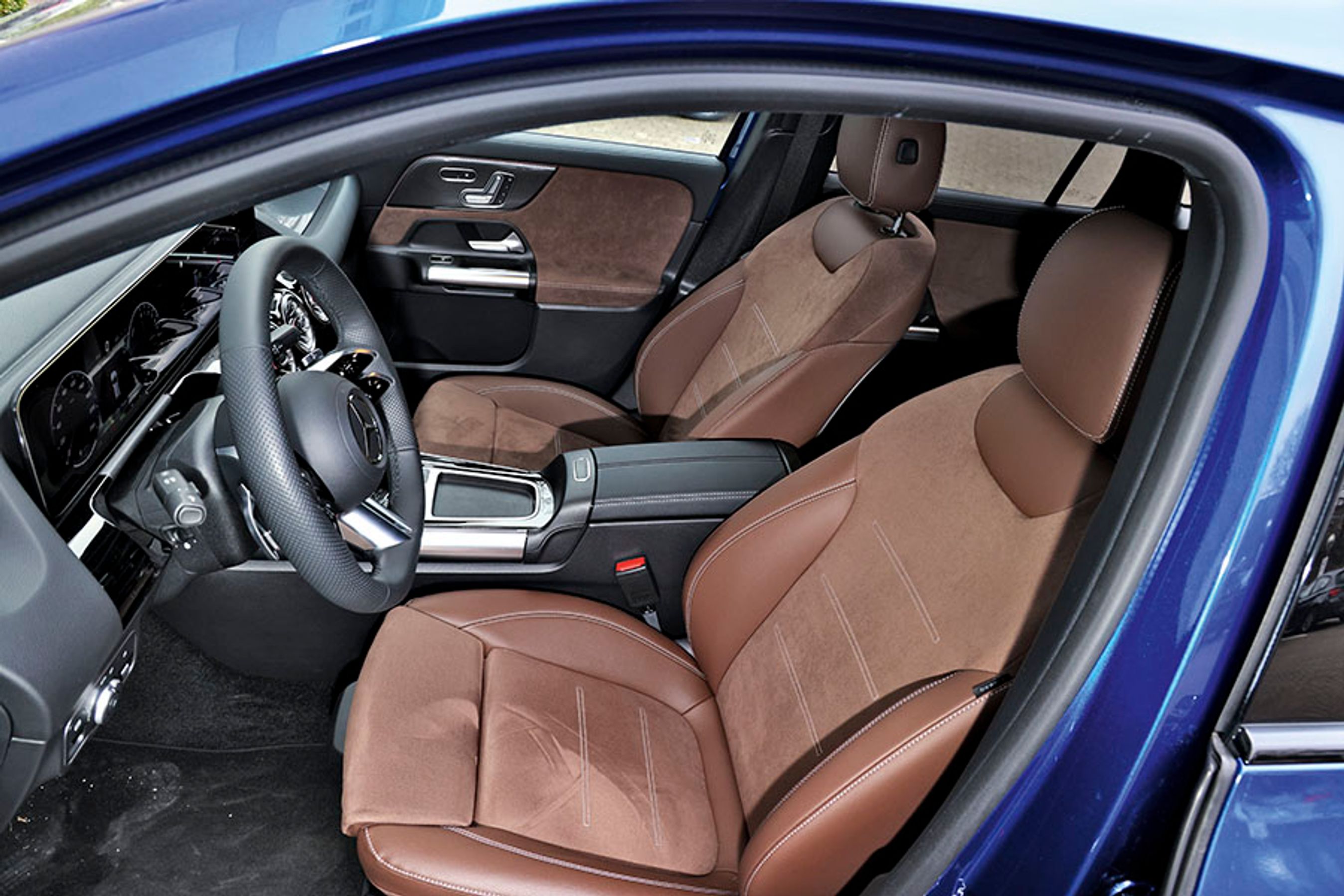 Det er en lækker kabine der møder en, når man sætter sig bag rattet. Bemærk de lækre sæder, hvor man f.eks. kan justere lårstøtten ved at trække ud i den forreste del af sædehynden.