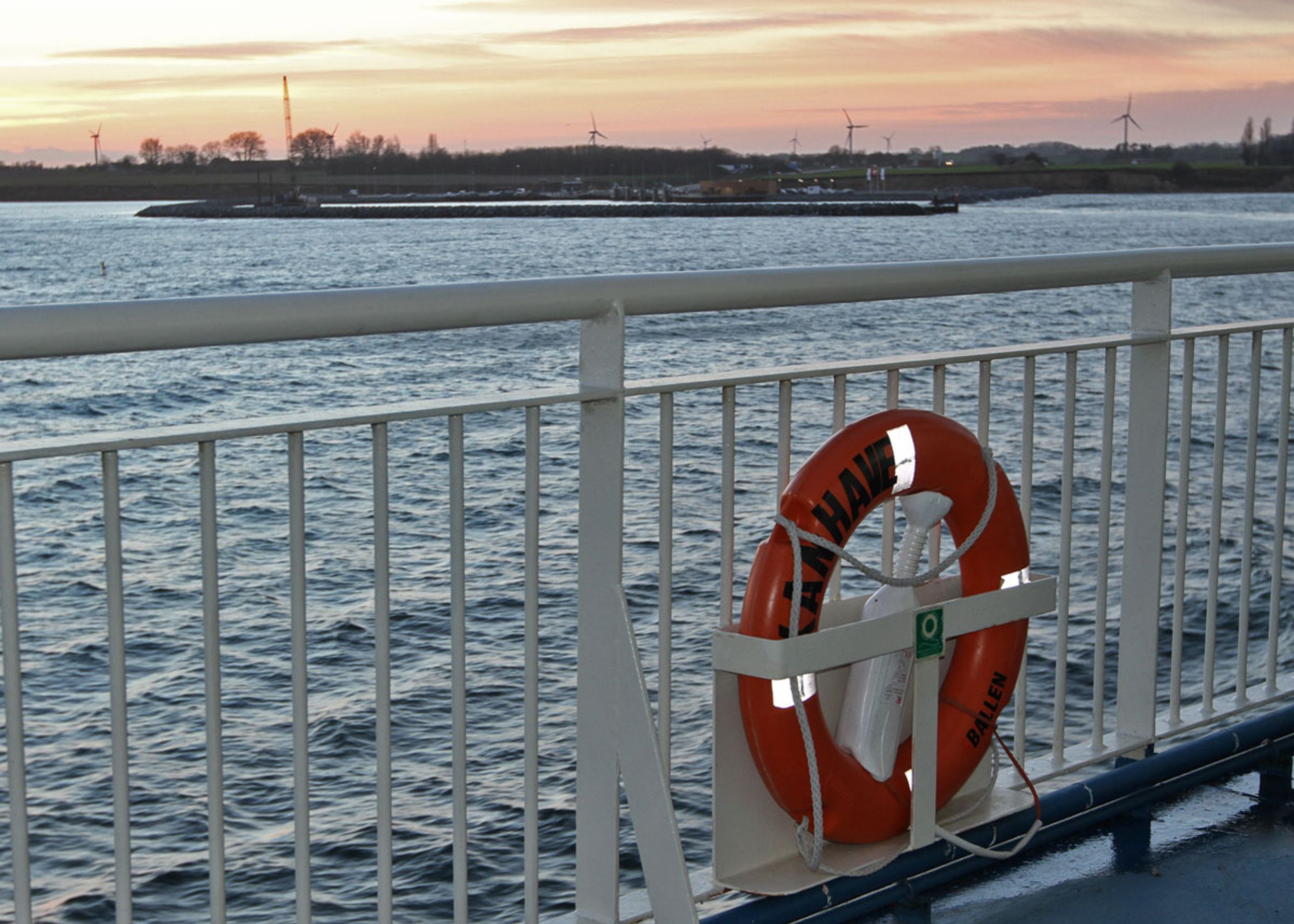 M/F Kanhave på sin første tur væk fra Ballen Havn 4. januar. Havnen er helt ny og skal kun bruges til færgetrafikken til og fra Sjælland.