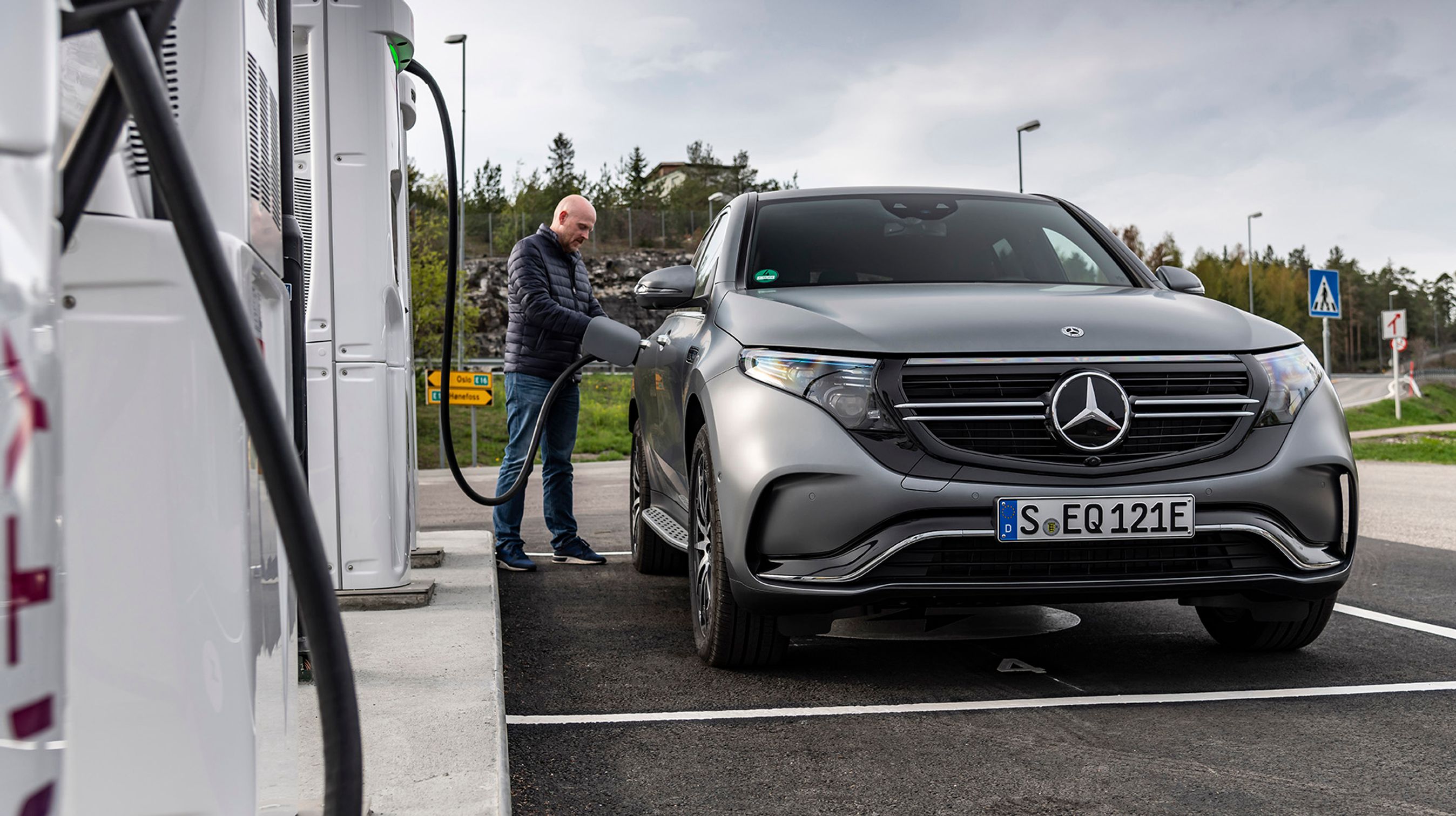 EQC kan lades fra f.eks. det nye ladenetværk Ionity. Her kan den lade med op til 110 kW – det giver 280 km ekstra på 40 minutter.