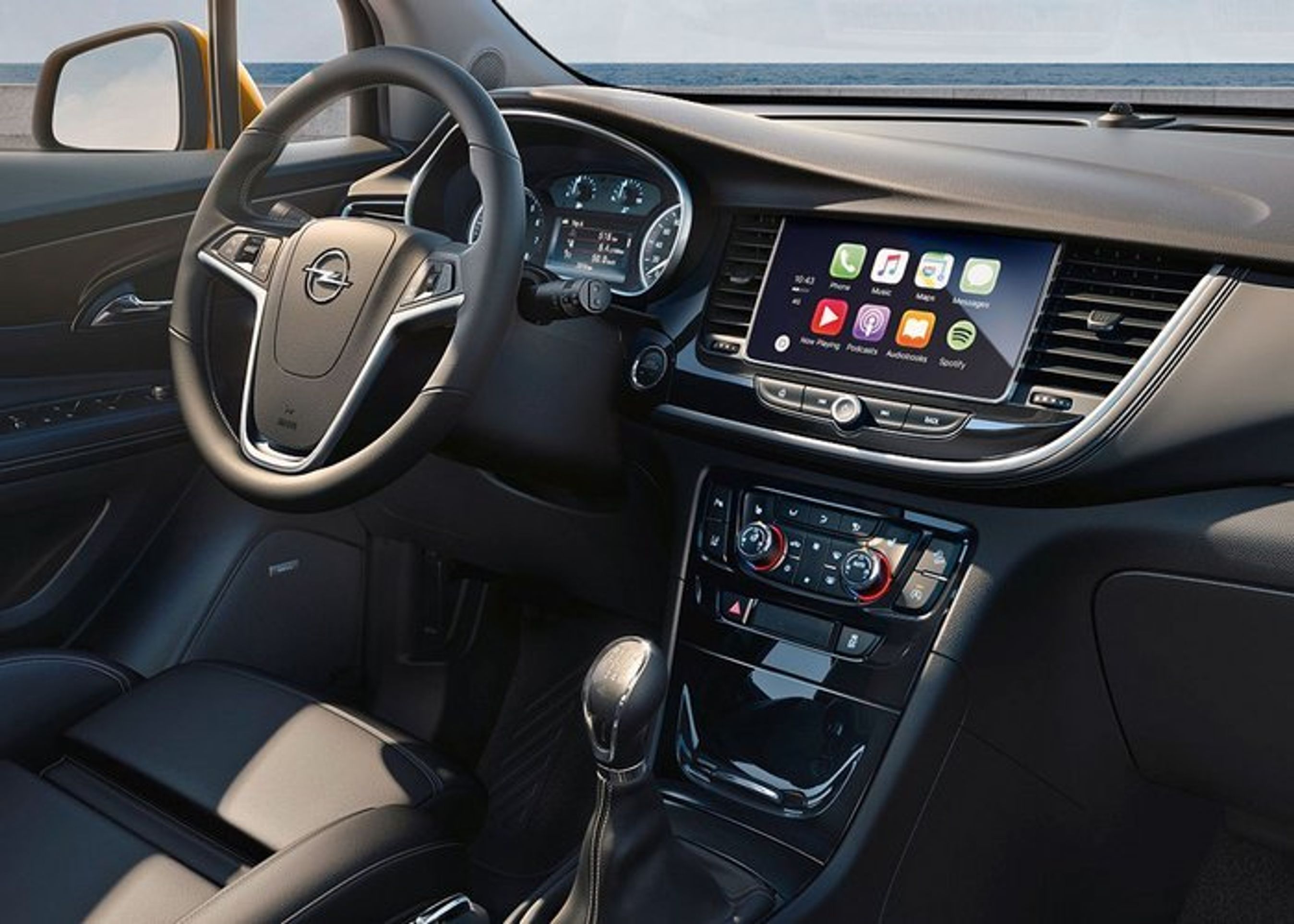 Instrumenteringen har færre knapper og valg mellem to nye navigationsskærme på enten syv tommer til Apple Car Play eller otte tommer med indbygget navigation.