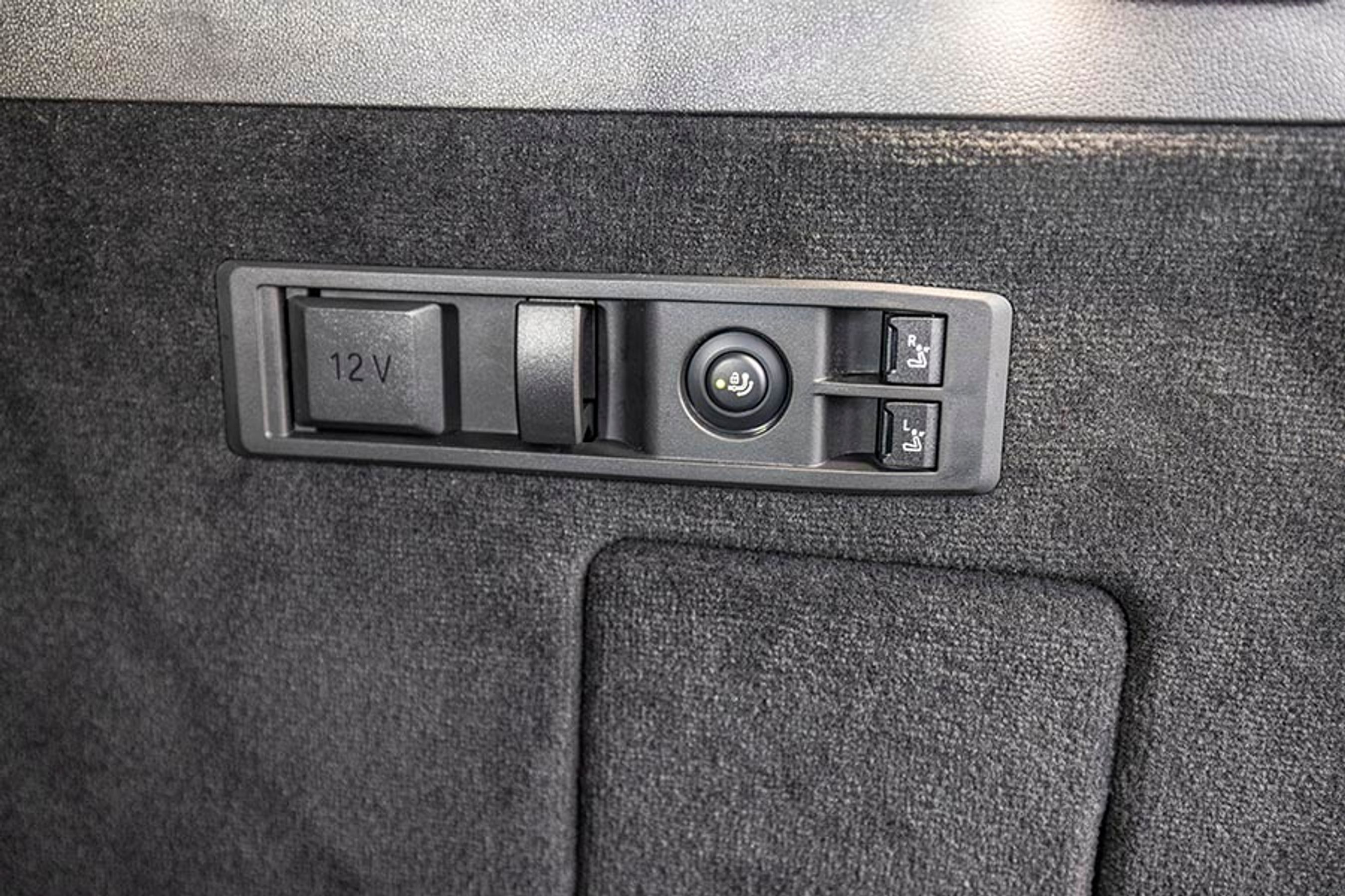 Dovenskaben længe leve: I bagagerummet kan du med et tryk på en knap (eller to) lægge bagsæderyglænene ned. Smart, hvis man lige mangler lidt ekstra plads i dybden.