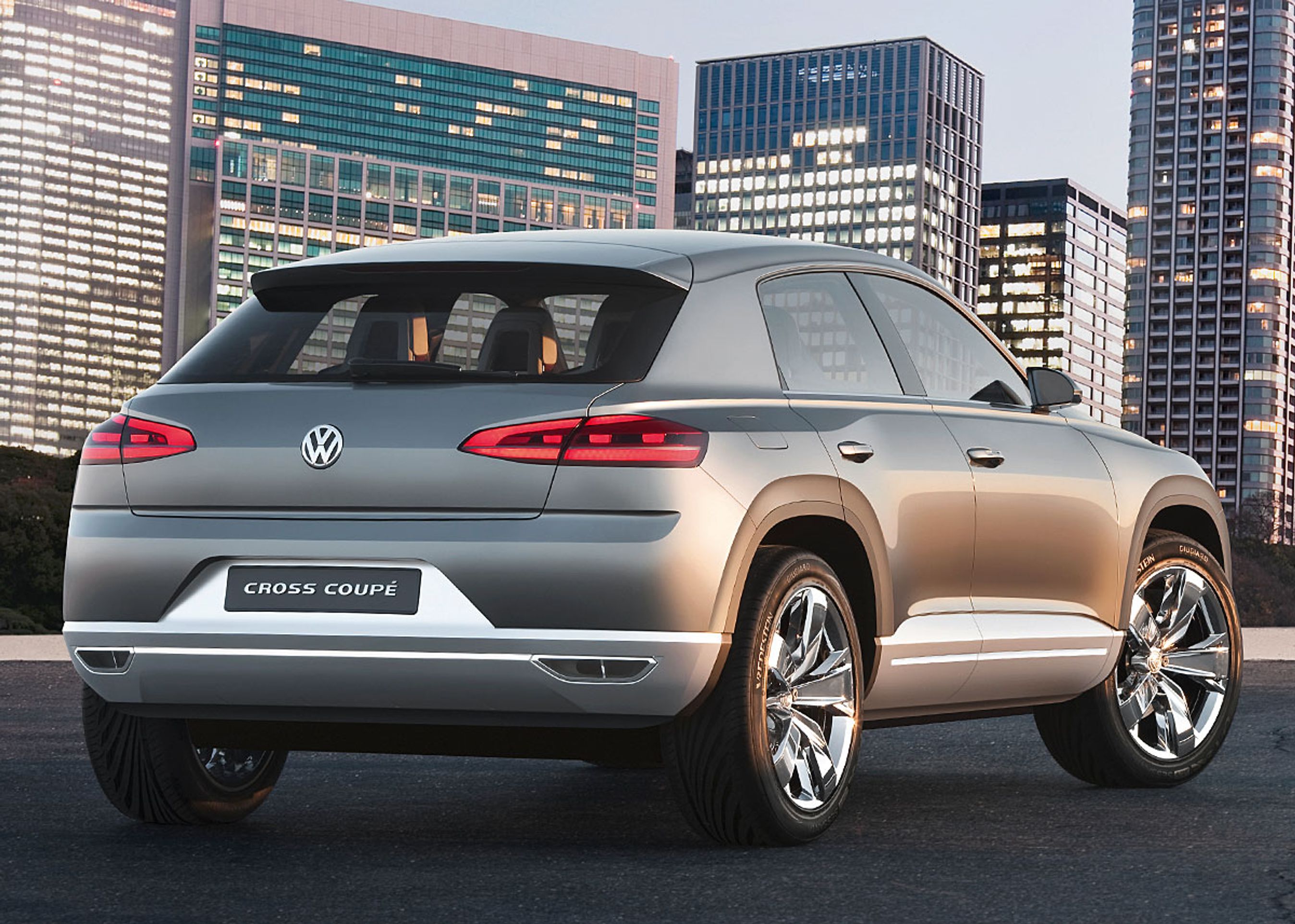 VW Cross Coupe har en benzinmotor og to elmotorer: en for og en bag. Designet er mere stramt end dagens Tiguan.