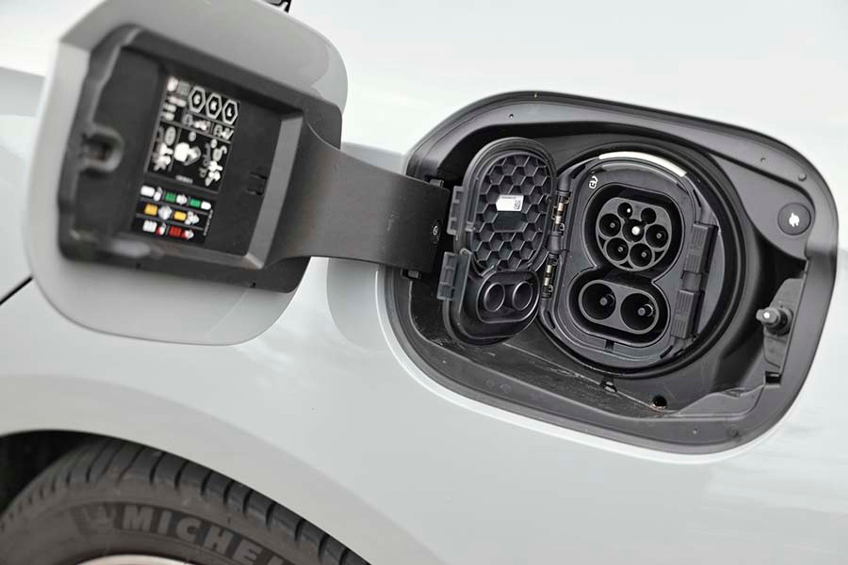 Ladelugen er placeret ved venstre baghjul og rummer både et 11 kW AC-stik og et 55 kW DC-stik.