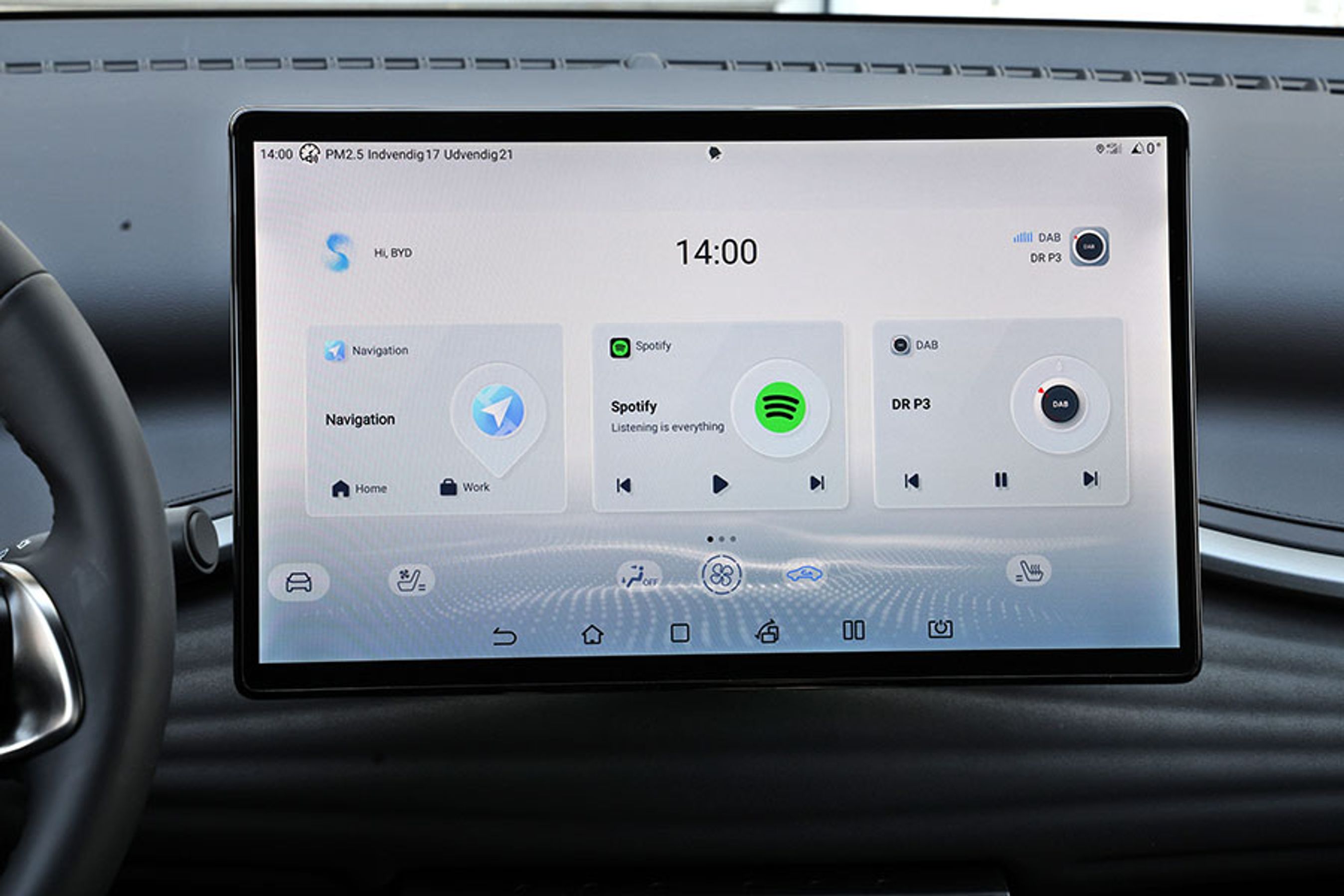 Atto 3 fås i to udstyrsversioner, Comfort og Design. Topmodellen Design har en større skærm på 16” i stedet for 13”. Det er en klar fordel med den større skærm. Design-versionen får bl.a. også køling af forsæder, elektrisk bagklap og en V2L-adapter, så du kan tage strøm ud af bilens batteri til eksempelvis en støvsuger. 