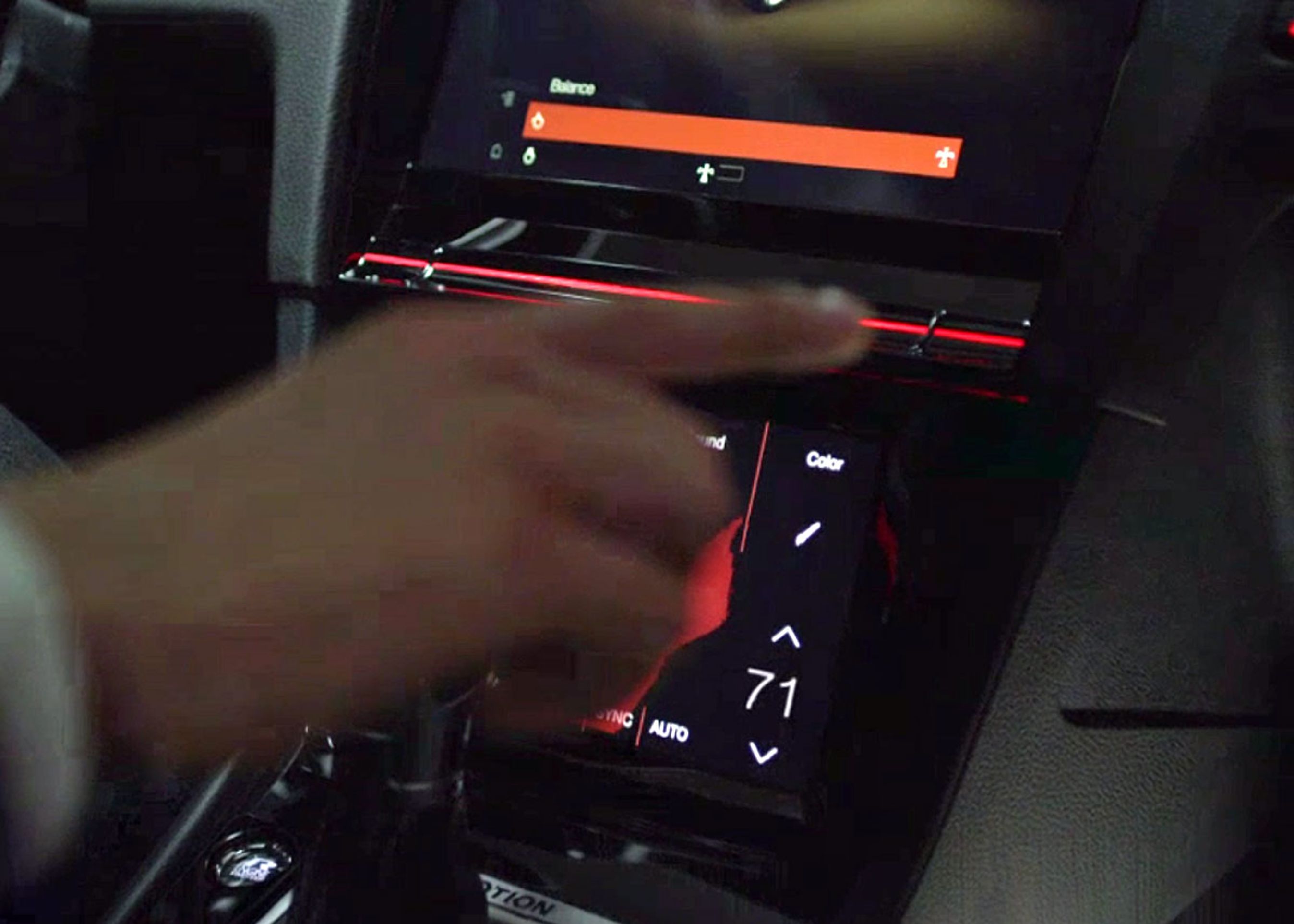 Også nede ved den berøringsfølsomme skærm behøver man faktisk ikke røre. Et "svirp" i luften kan skruen op og ned for mange ting, illustreret her med den orange bjælke.