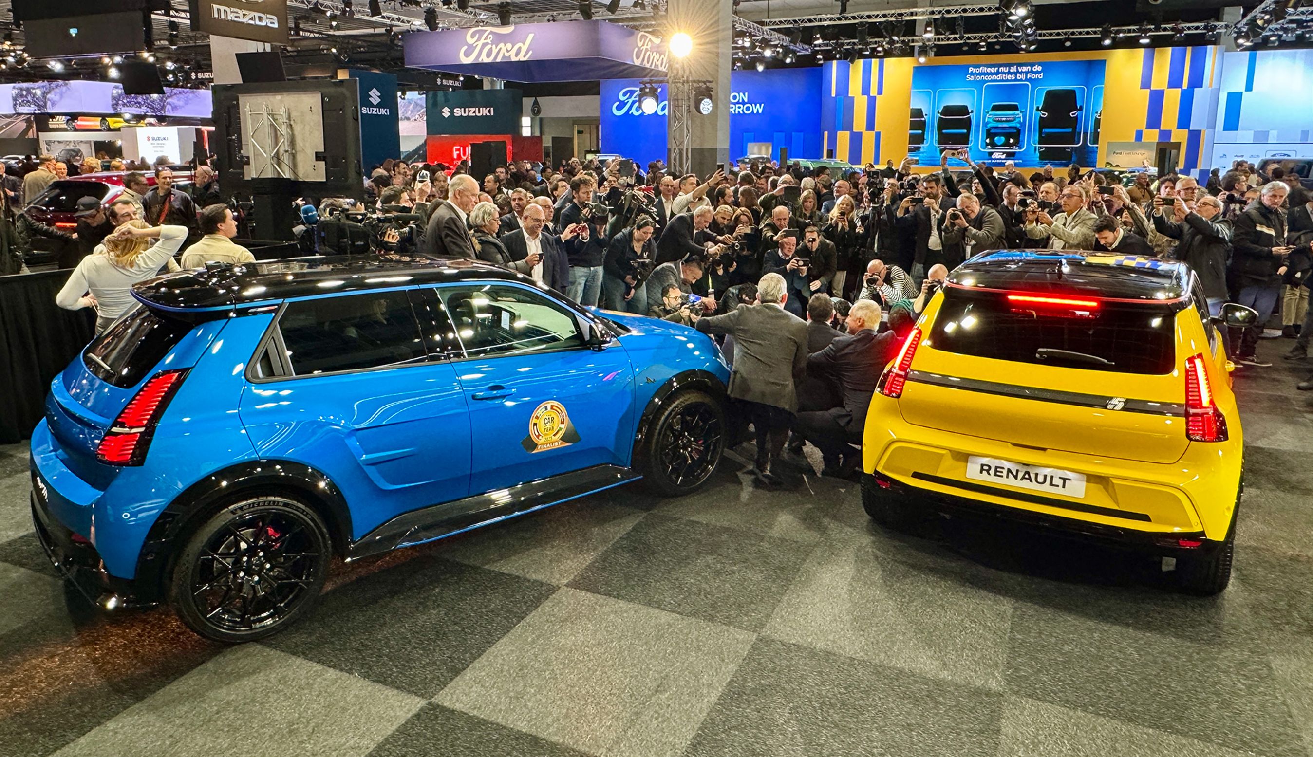 Blå og gul bagfra med stort publikum i bagggrunden.