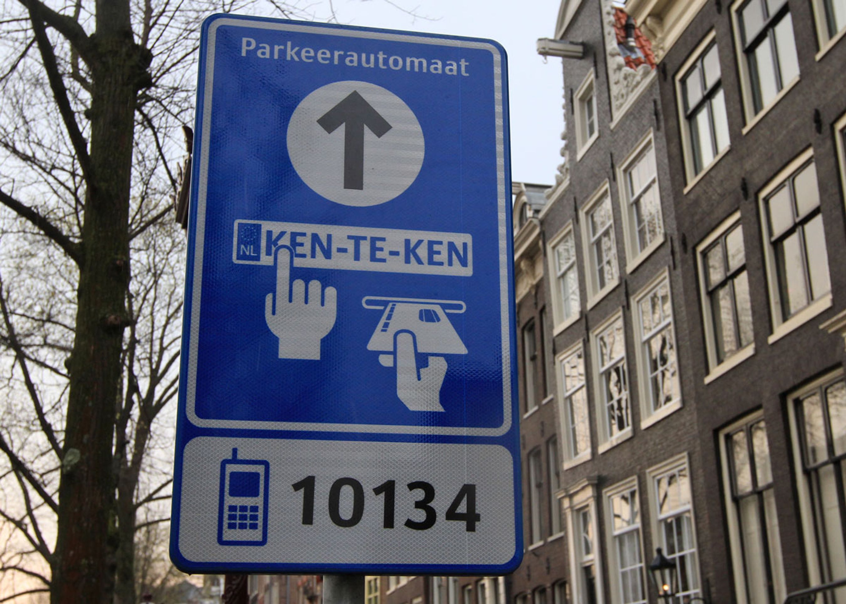 I Amsterdam har man i et stykke tid haft ren digital parkering, hvor bilisterne indtaster bilens registreringsnummer i p-automaten. Men der er ikke mange automater tilbage, for langt det meste foregår via apps. Foto: Torben Arent