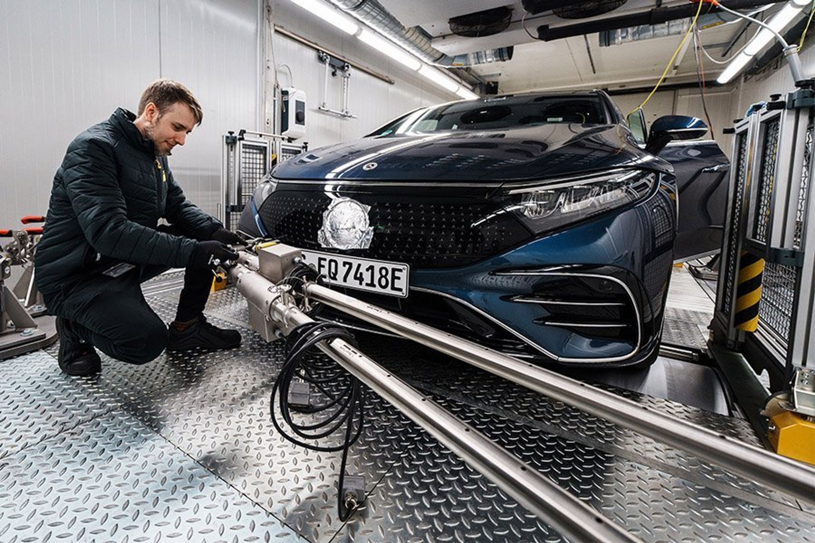 Mercedes-Benz EQS i ADACs testlaboratorium.