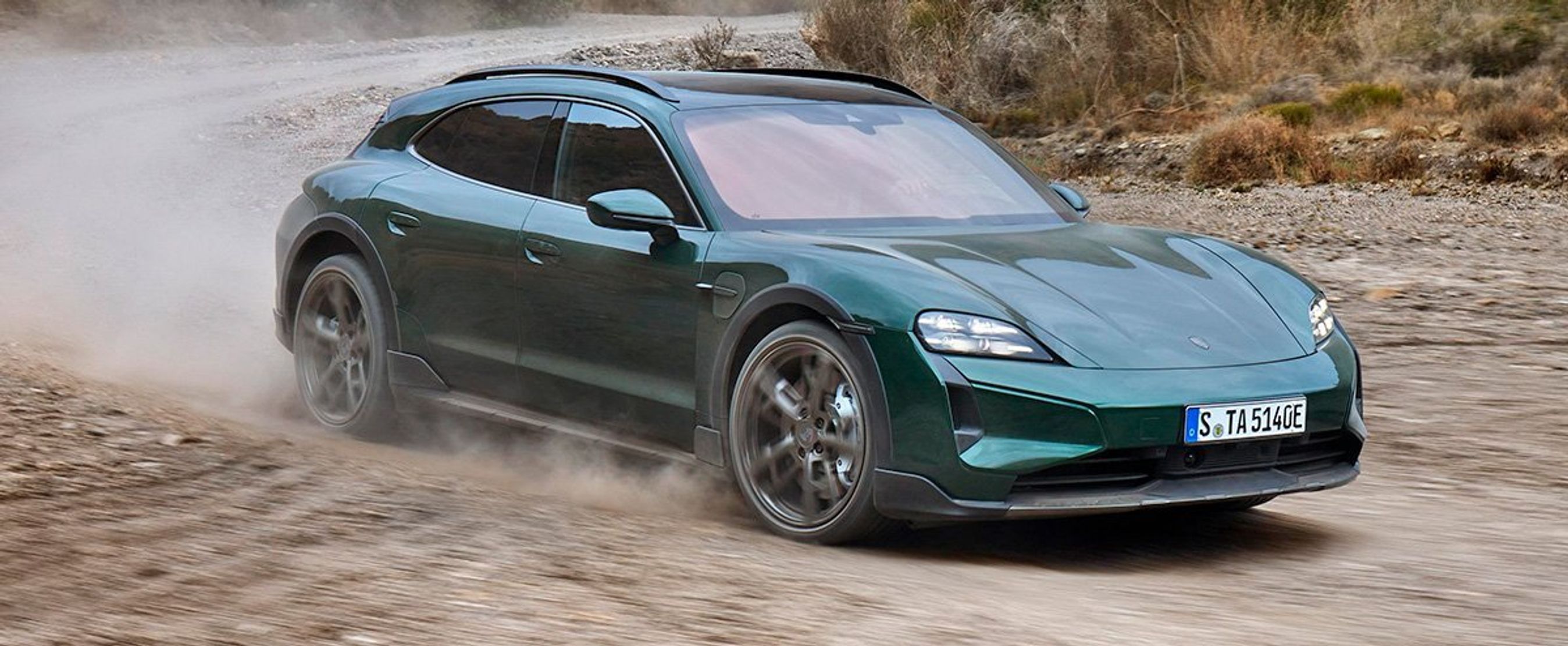 Porsche Taycan Croos Turismo under gruskørsel.