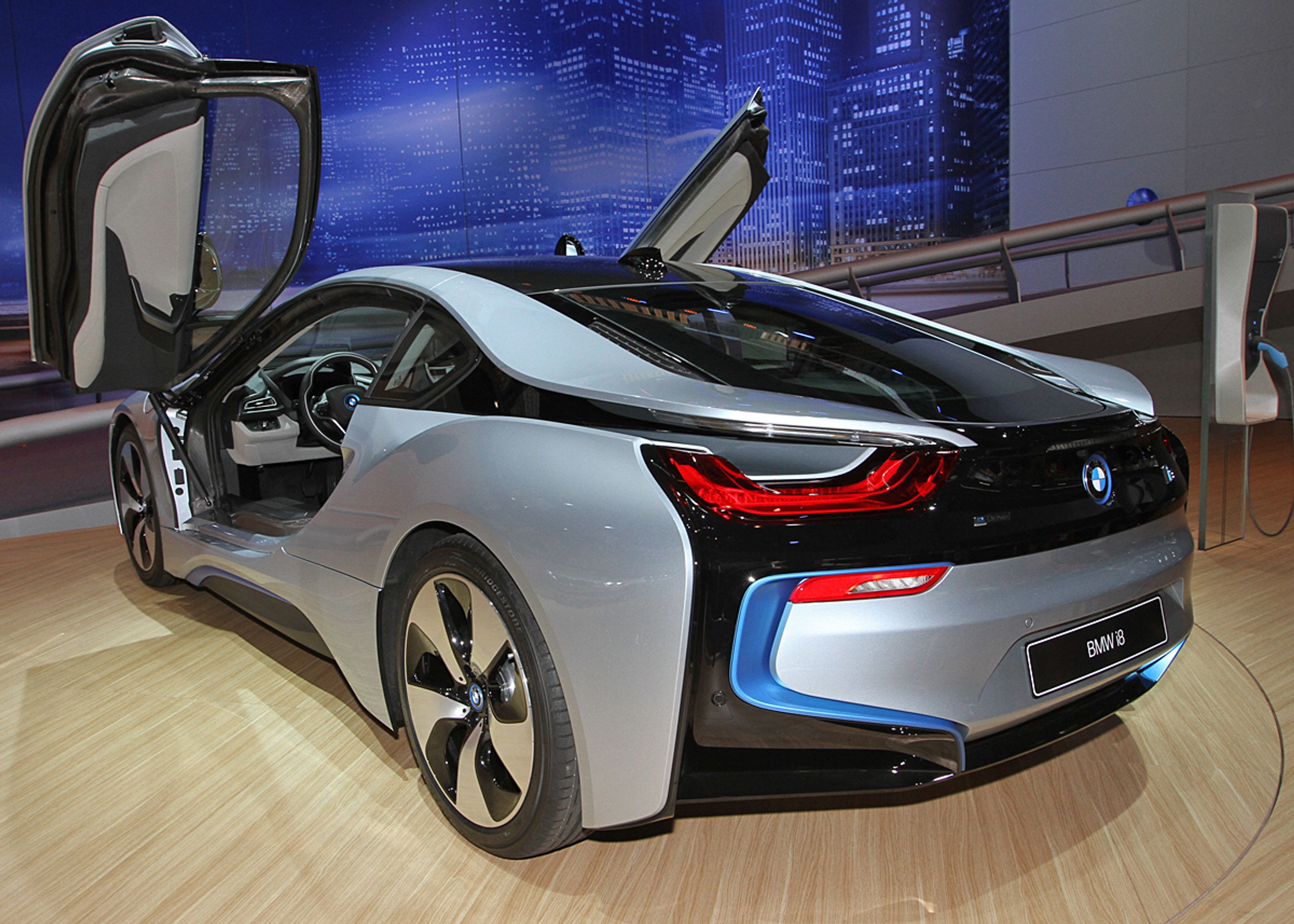 BMW i8 er usædvanlig skulptureret. Kulfiber-teknikken giver nye muligheder. 