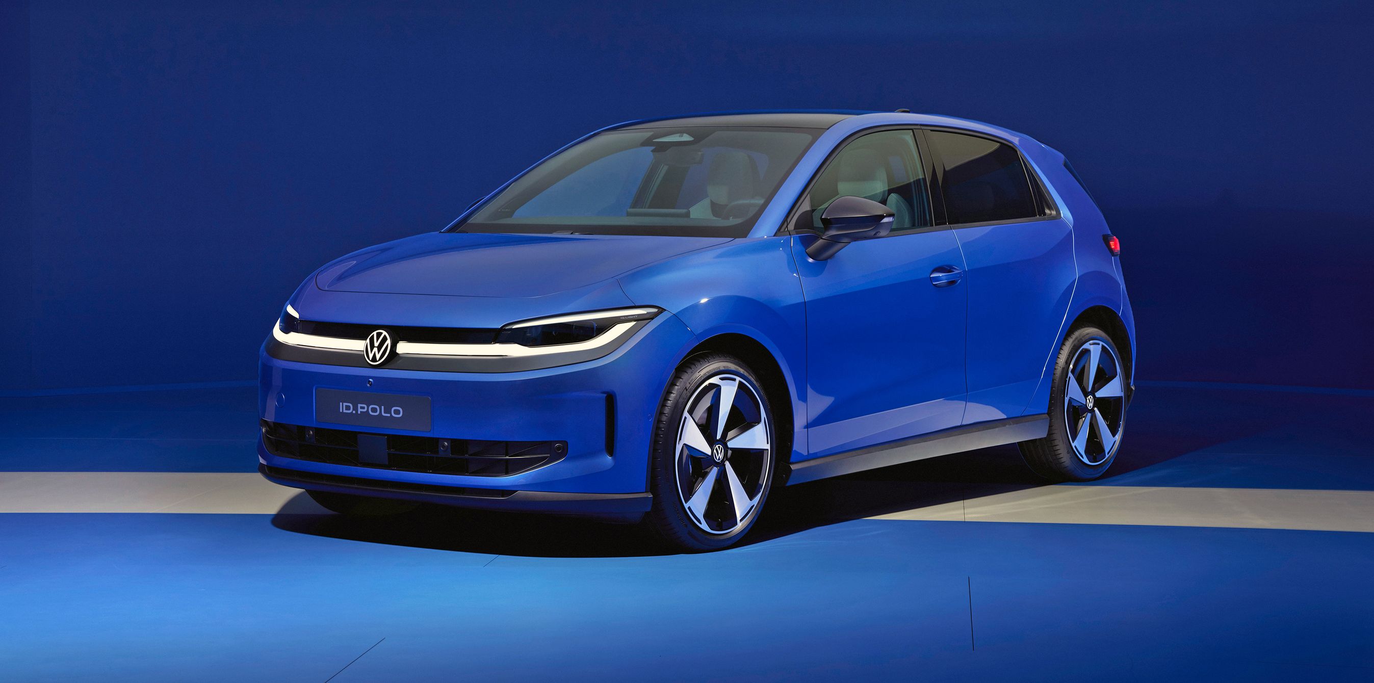 Blå VW ID. Poloskråt forfra på blå baggrund.