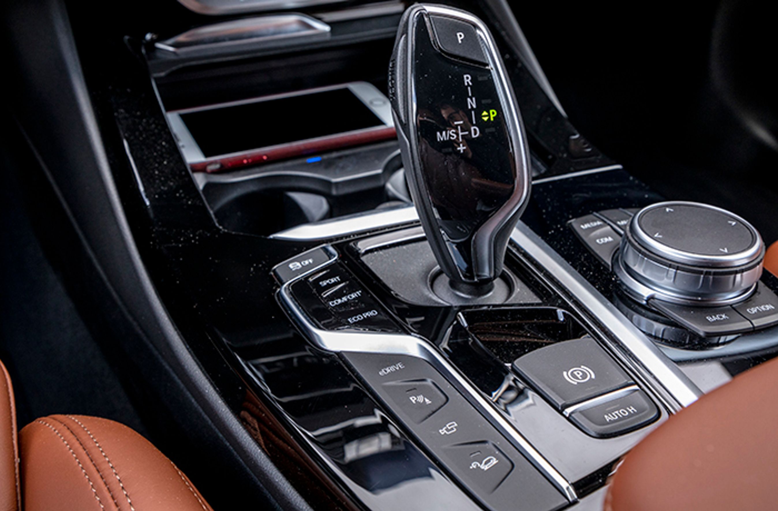 Gearstangen er elektronisk og går selv i P, når motoren standses. Der er desuden skiftegreb bag rattet, så man kan styre skiftet mellem de i alt otte gear efter eget ønske.