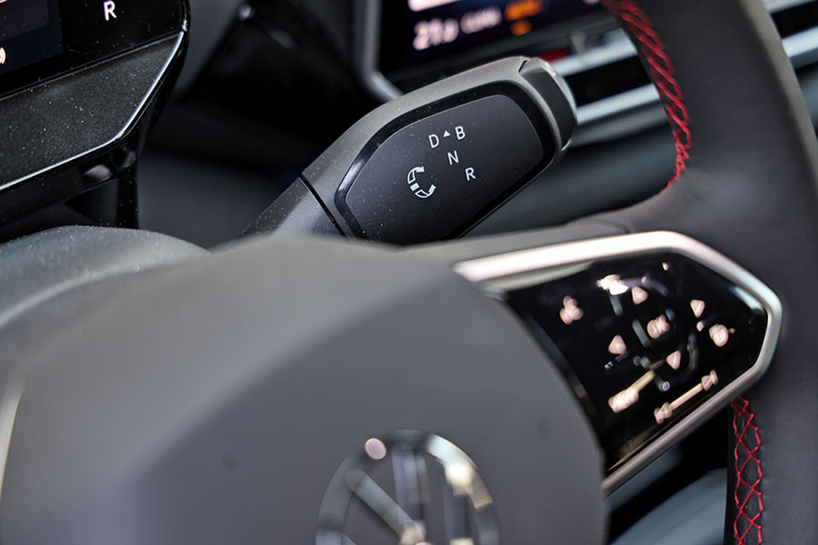 Gearvælgeren er placeret bag rattet i højre side. Den nydesignede vælger er let at bruge, og placeringen efterlader midterkonsollen med ekstra god fralægningsplads.