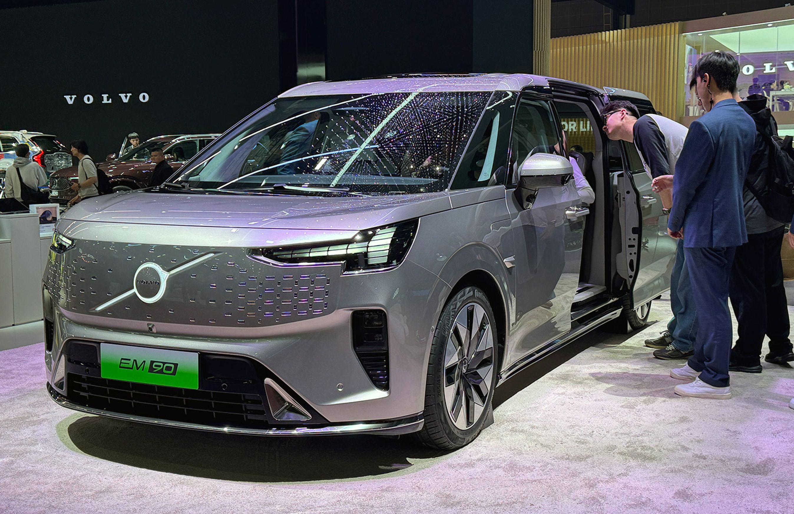 Volvo havde en enorm stand, men ikke meget nyt at vise. Så den utrolig dårligt sælgene EM90 (en Zeekr-kopi) fik hæderspladsen. Kort forinden havde Volvo vist en faceliftet S90 - en model der bygges i Kina og kun sælges dér.