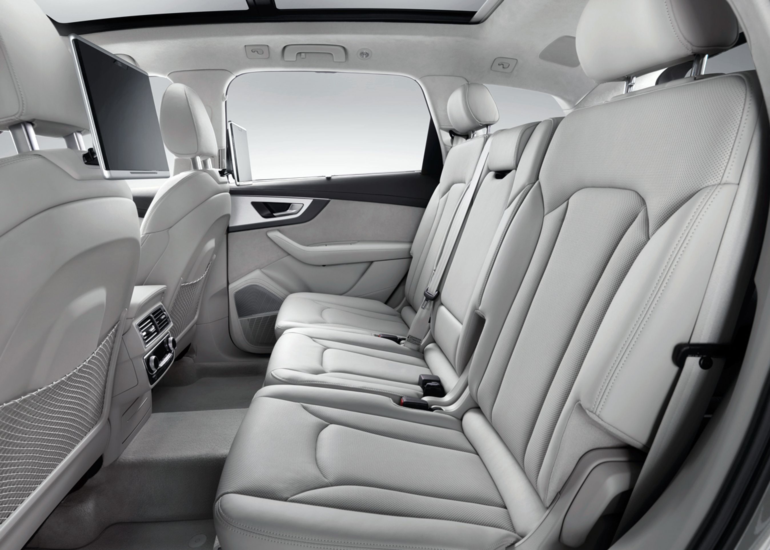 Der er blevet bedre plads ved bagsæderne i den syvpersoners bil, siger Audi. Her på anden række er der mulighed for kæmpe skærme i iPad-stil.