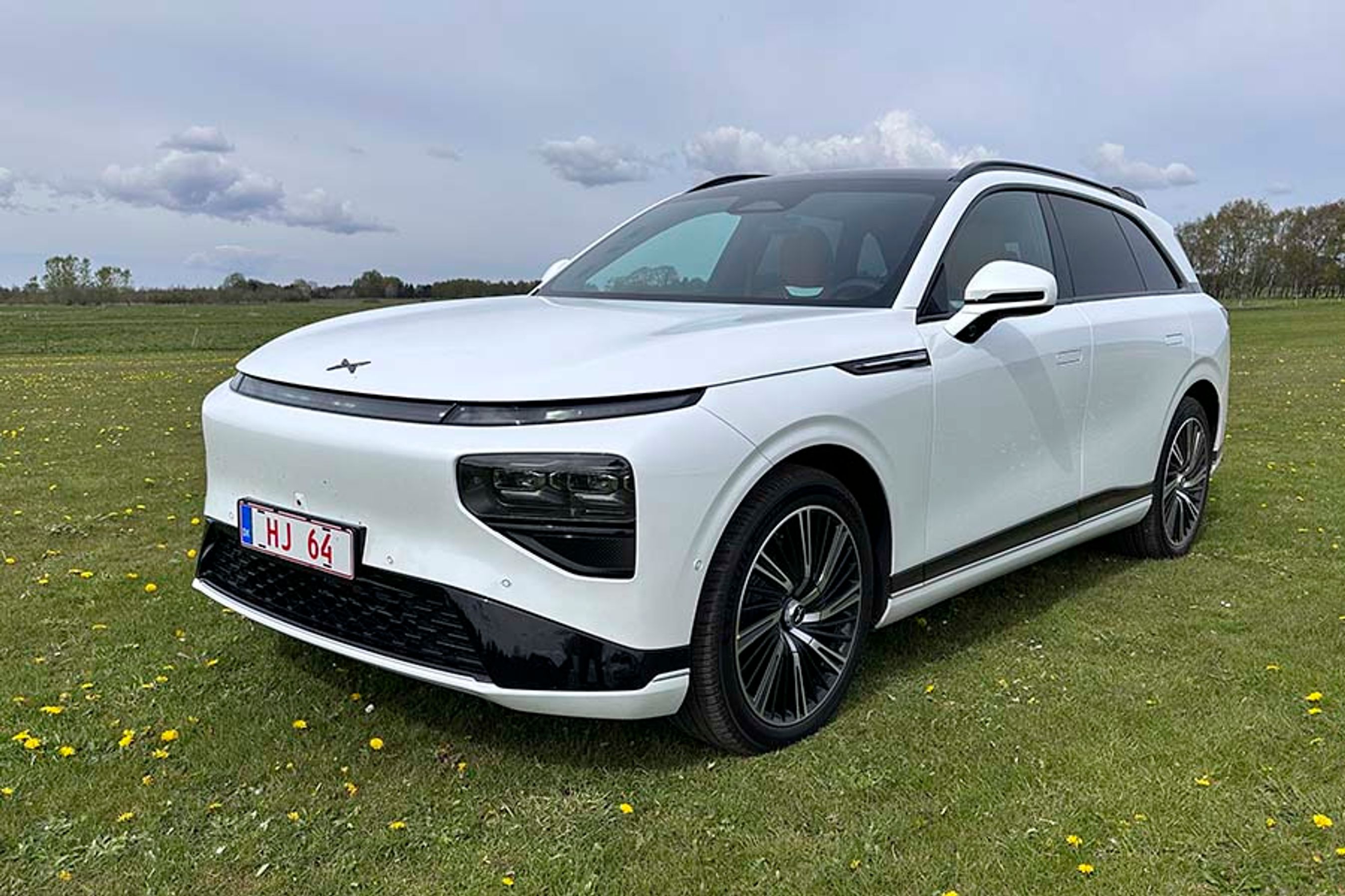 Xpeng G9 er en SUV i klasse med Audi Q8 og BMW iX3, og den er dermed en del større end Tesla Model Y. Priserne begynder ved 480.000 kr. for de baghjulstrukne udgaver.