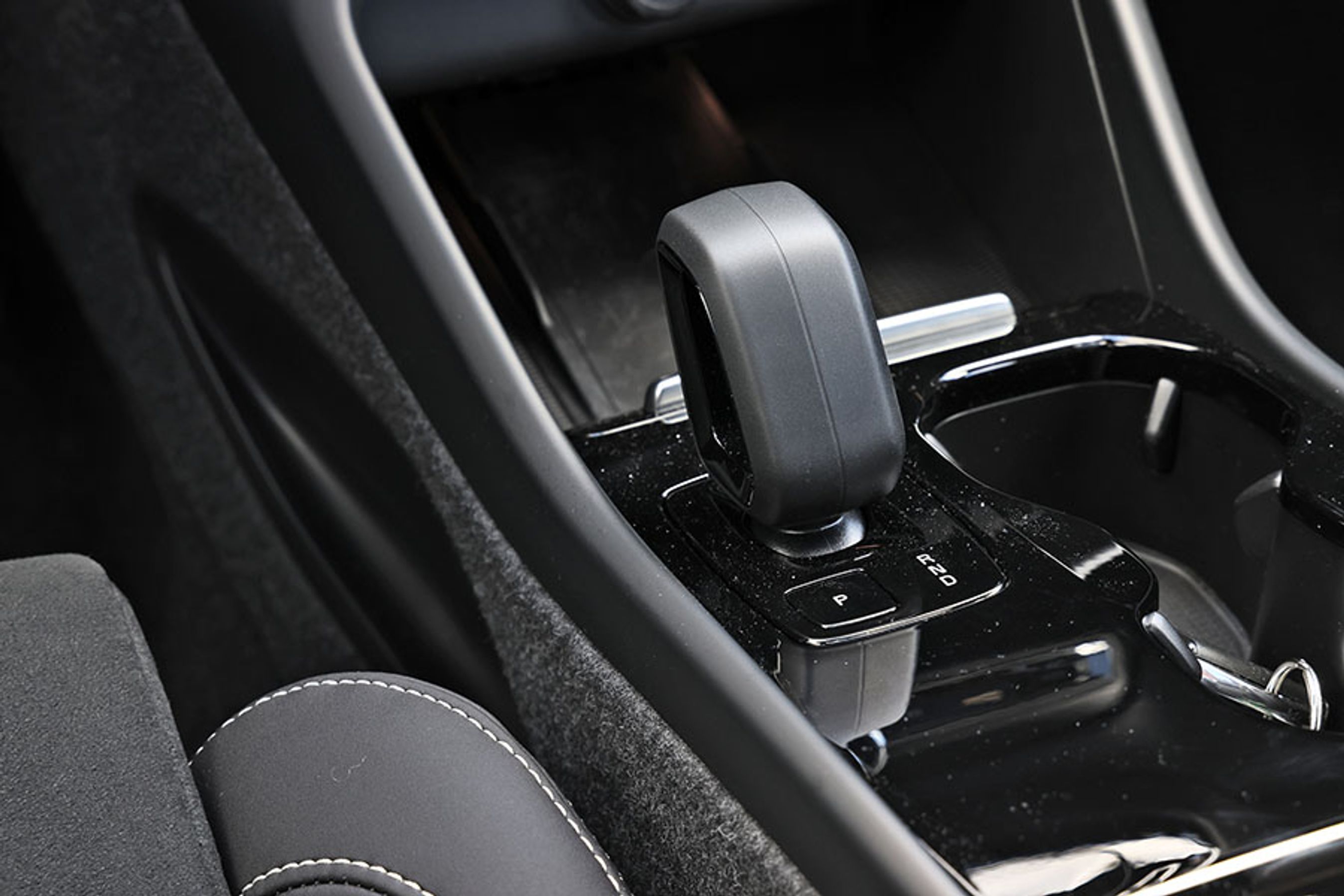 Gearvælgeren er placeret mellem forsæderne og er udformet som en lille vippe-arm, der er elektronisk styret. Det betyder, at den selv går i P, når man åbner døren.