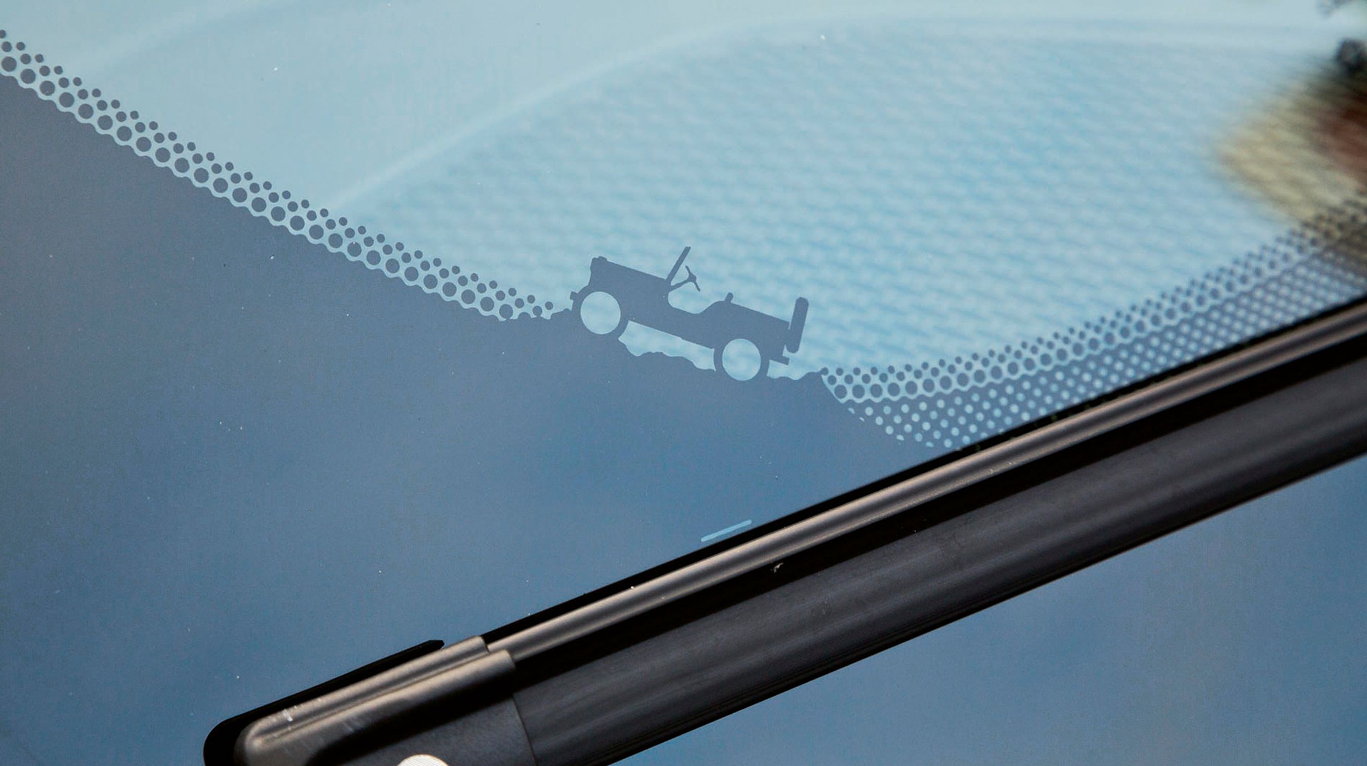 En lille klassisk Jeep-model er altid skjult et sted i kanten af forruden på en nyere Jeep.