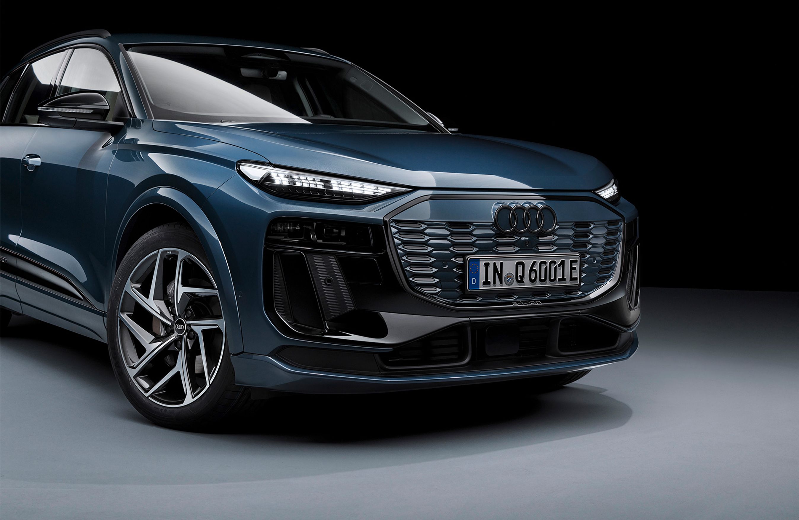 Fronten af blå Audi Q6.