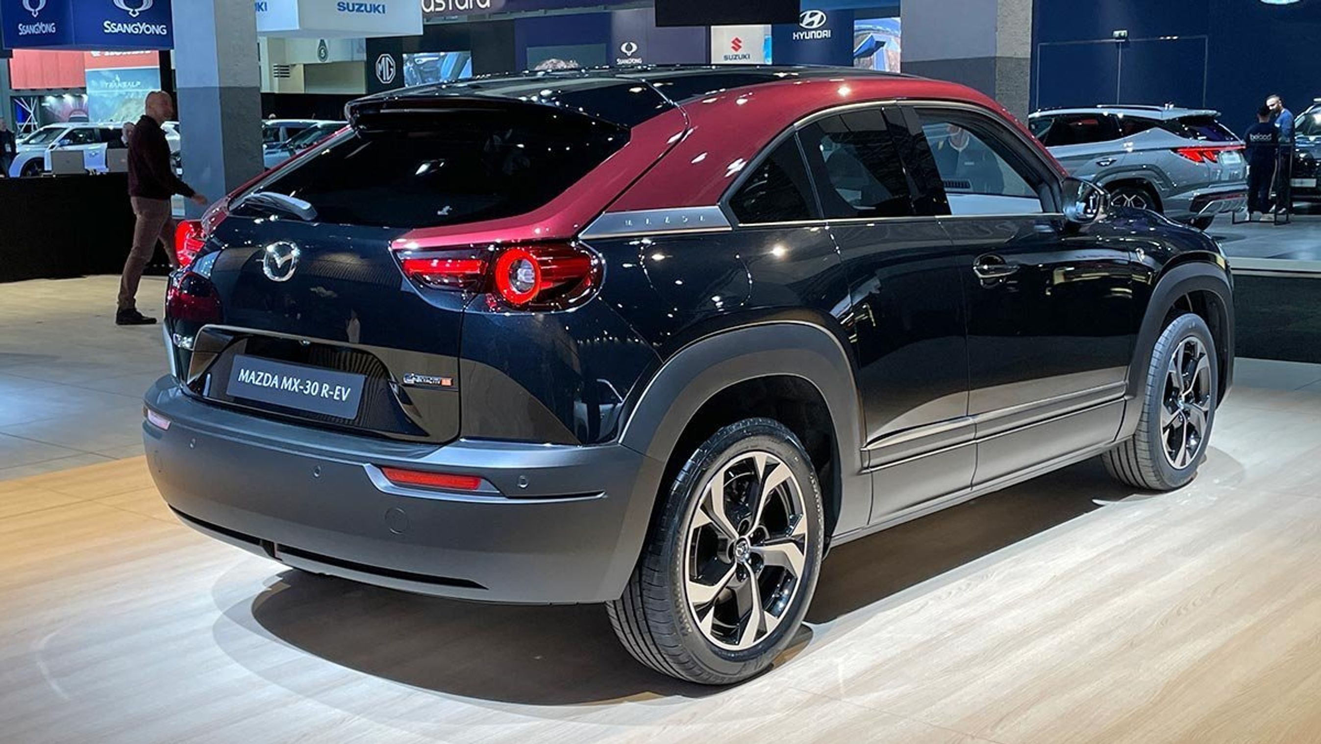 Mazda MX-30 er i denne nye version en helt unik bil: Det er en plugin-seriehybrid med en rotationsmotor (wankel-motor) som elforsyning.