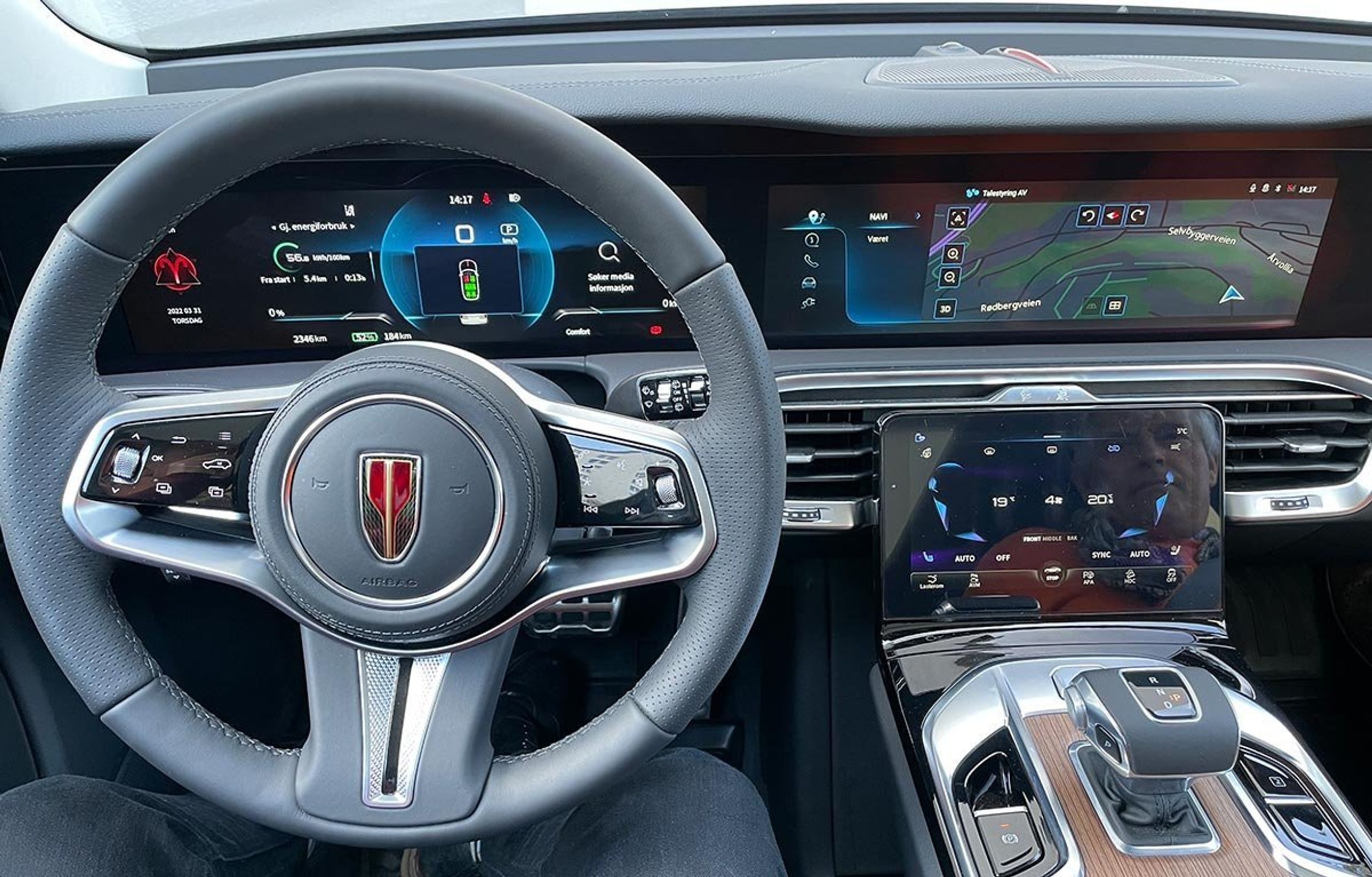 Førerpladsen er fyldt med skærme, og der er gjort meget ud at at bruge luksuriøse materialer.