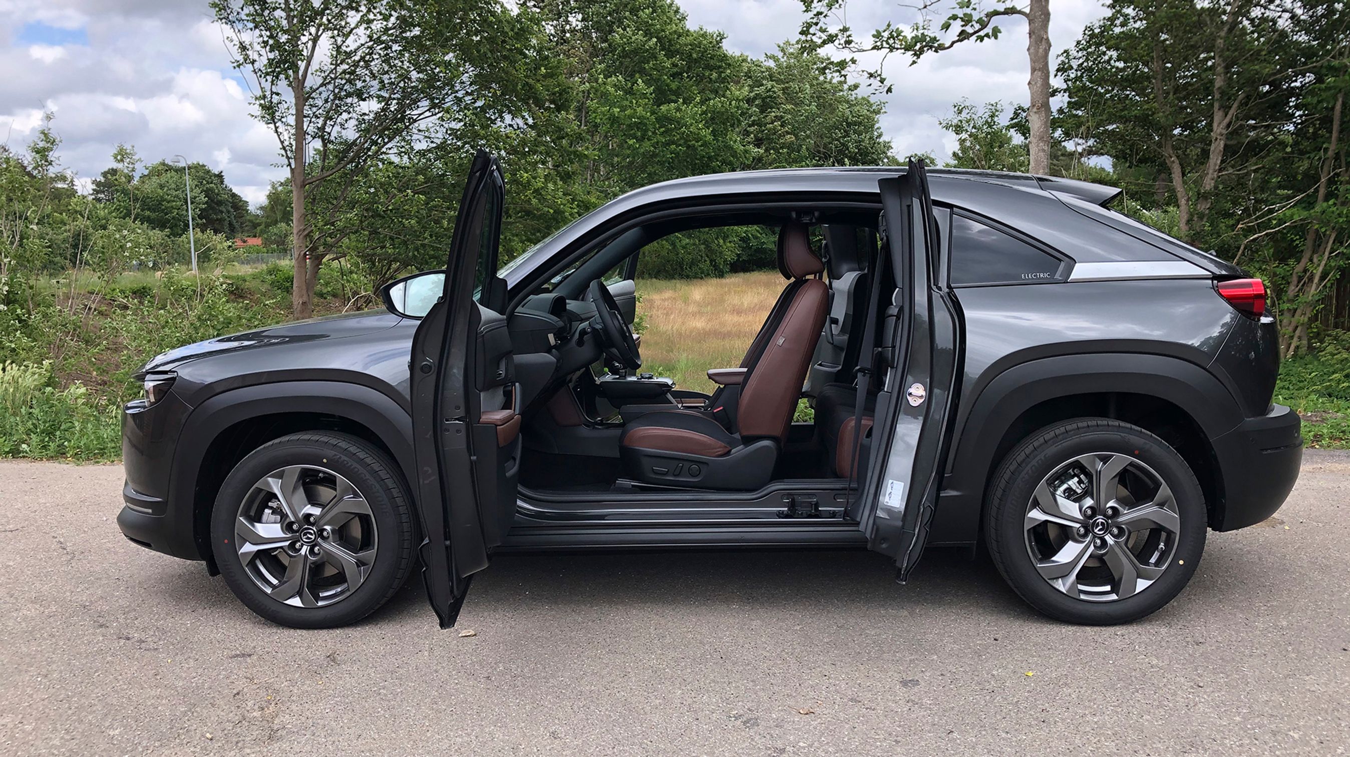 Dørene er noget specielle. I begge sider åbner bagdørene bagud. Det er svært at få øje på de store fordele ved det. 