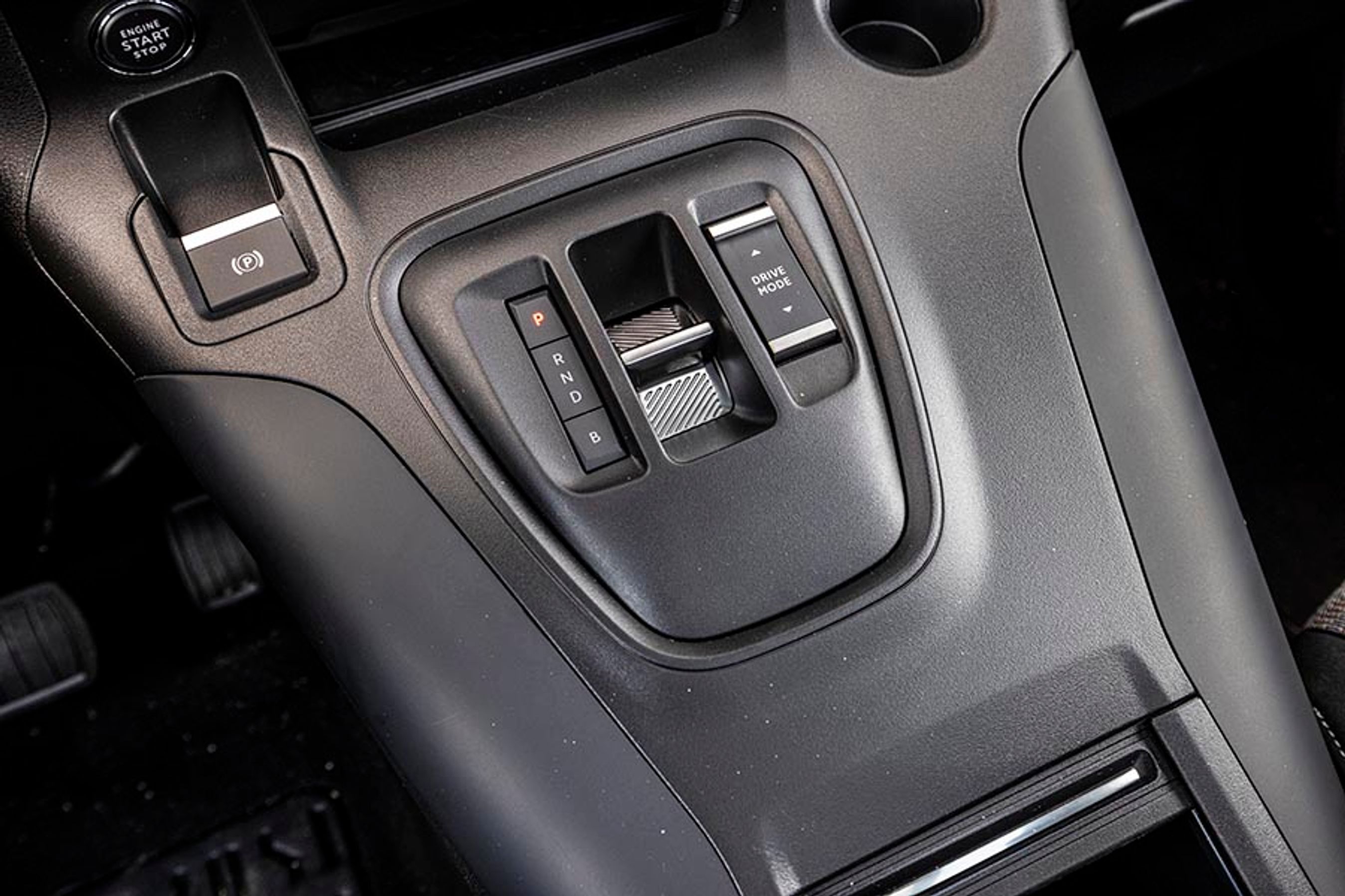 Gearvælgeren er en lille vippearm, der er placeret mellem forsæderne. Drive Mode-knappen gør det muligt at vælge mellem tre køreprogrammer, hvor antallet af hestekræfter springer mellem ca. 80, 110 og til 136 hk i Sport-indstillingen.