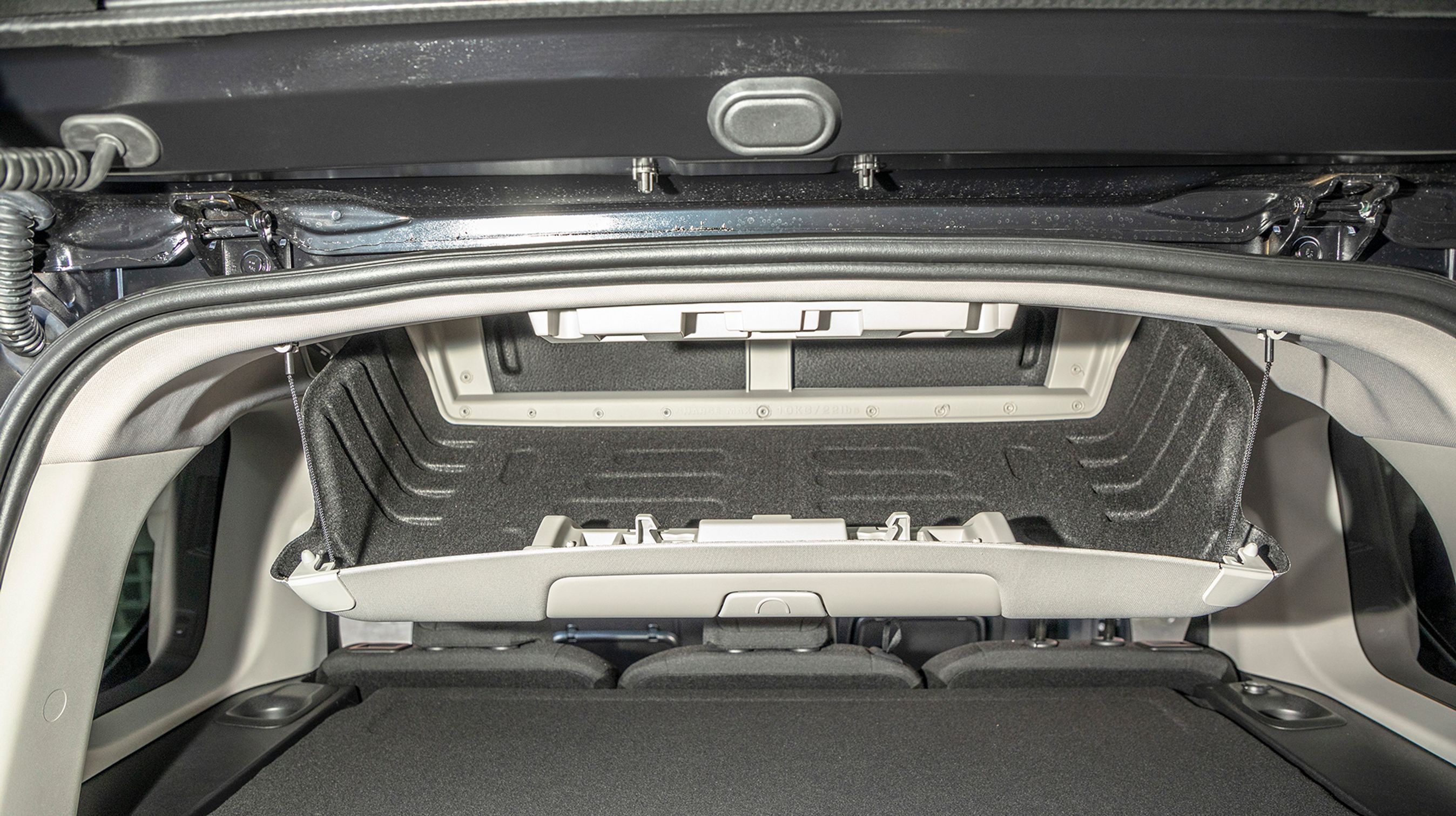 Modutop-begrebet dækker over flere smarte løsninger op mod taget og inkluderer bl.a. dette ekstra bagagerum under taget ved bagklappen. Smart i hverdagen.