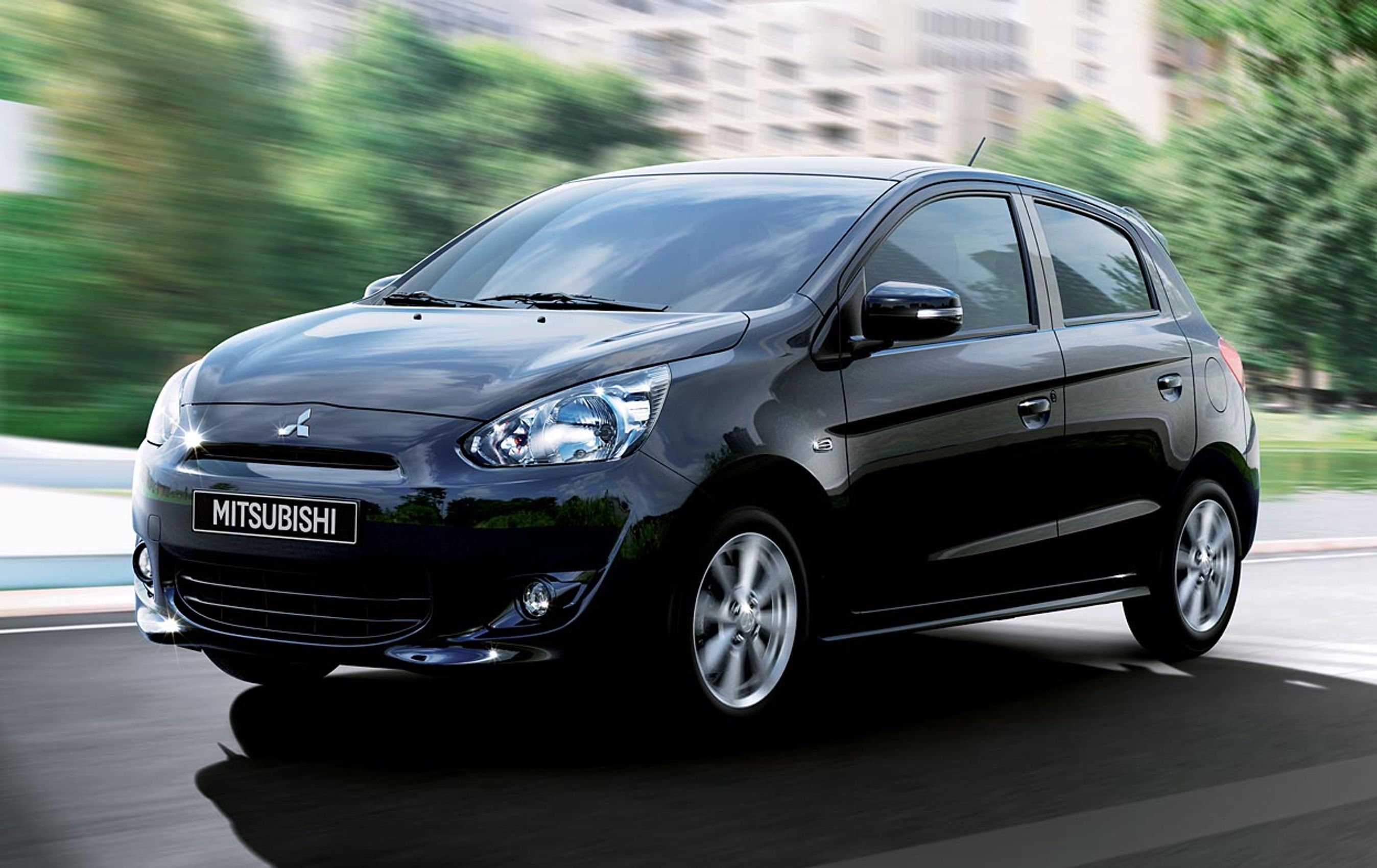 Mitsubishi Space Star fik 4 stjerner i Euro NCAPs sikkerhedstest i 2013. Med det favorable forsikringstilbud kan den altså være en sikker debutbil for nye bilister. Motors første erfaringer med bilens køreegenskaber lægger dog ikke op til flotte karakterer.