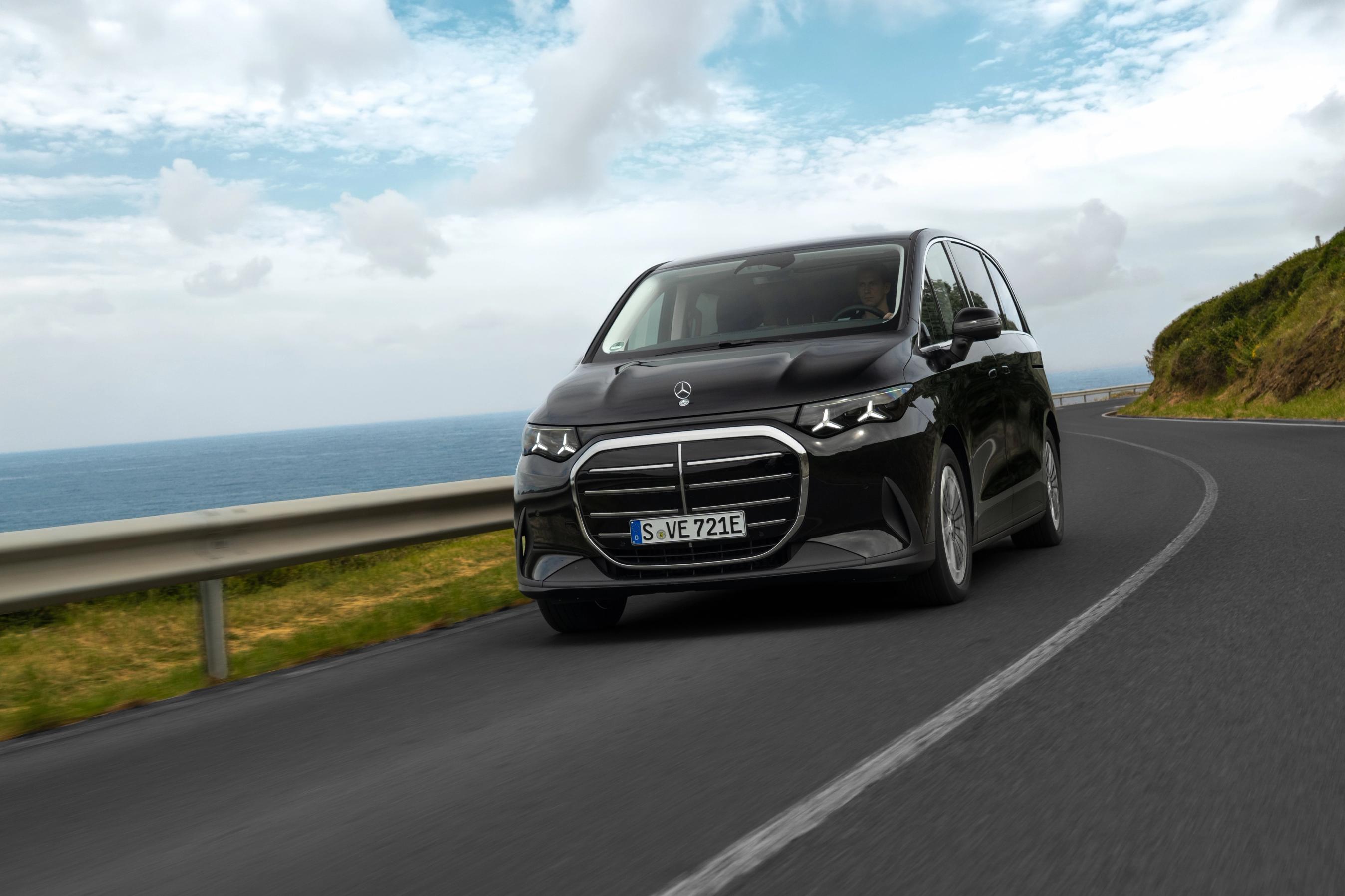 Mercedes-Benz VLE kører på vej med havet i baggrunden